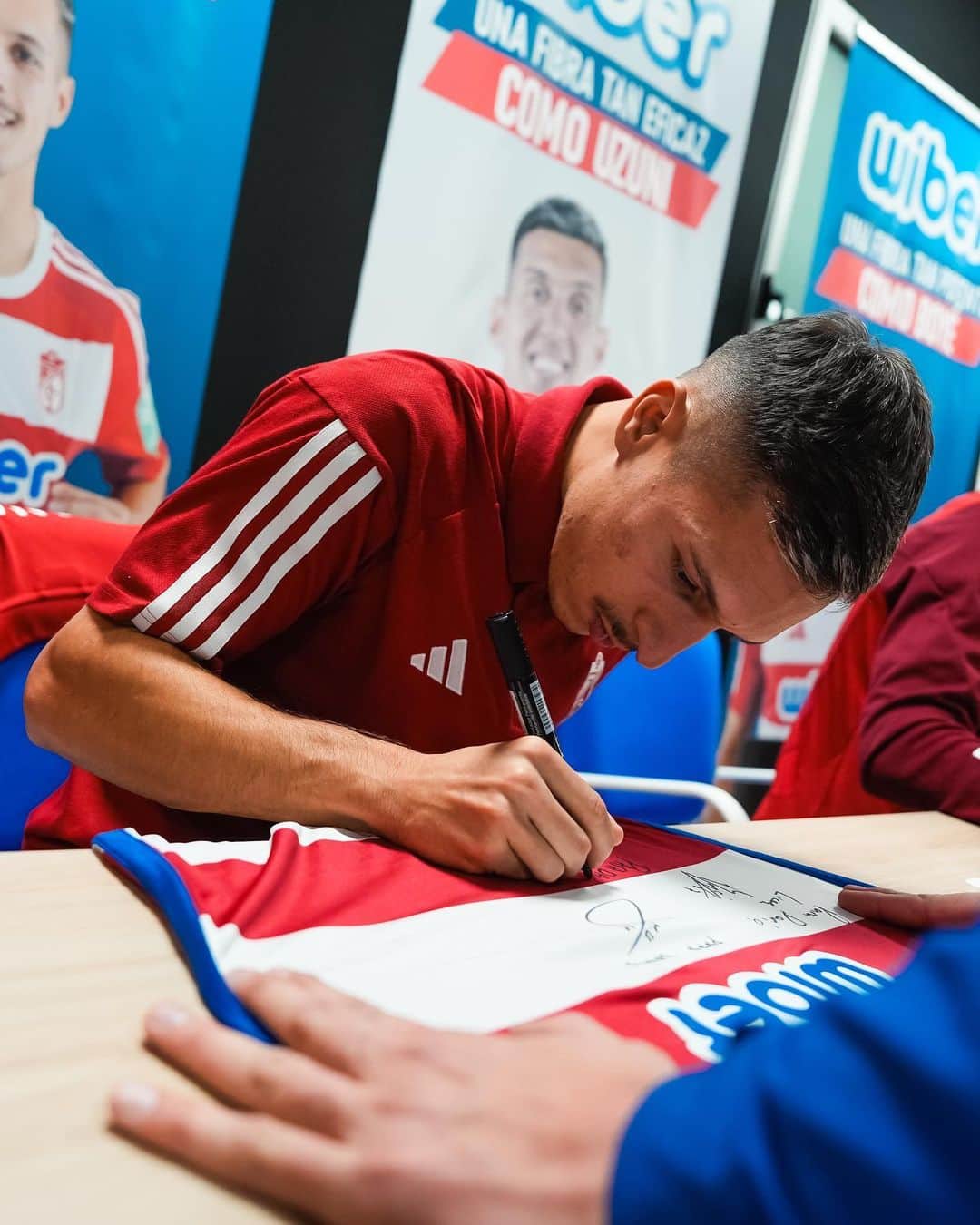 グラナダCFのインスタグラム：「✍🏼❤️👕  ¡Tarde de firmas en la tienda de Wiber!  #𝙀𝙩𝙚𝙧𝙣𝙖𝙇𝙪𝙘𝙝𝙖 🇦🇹」