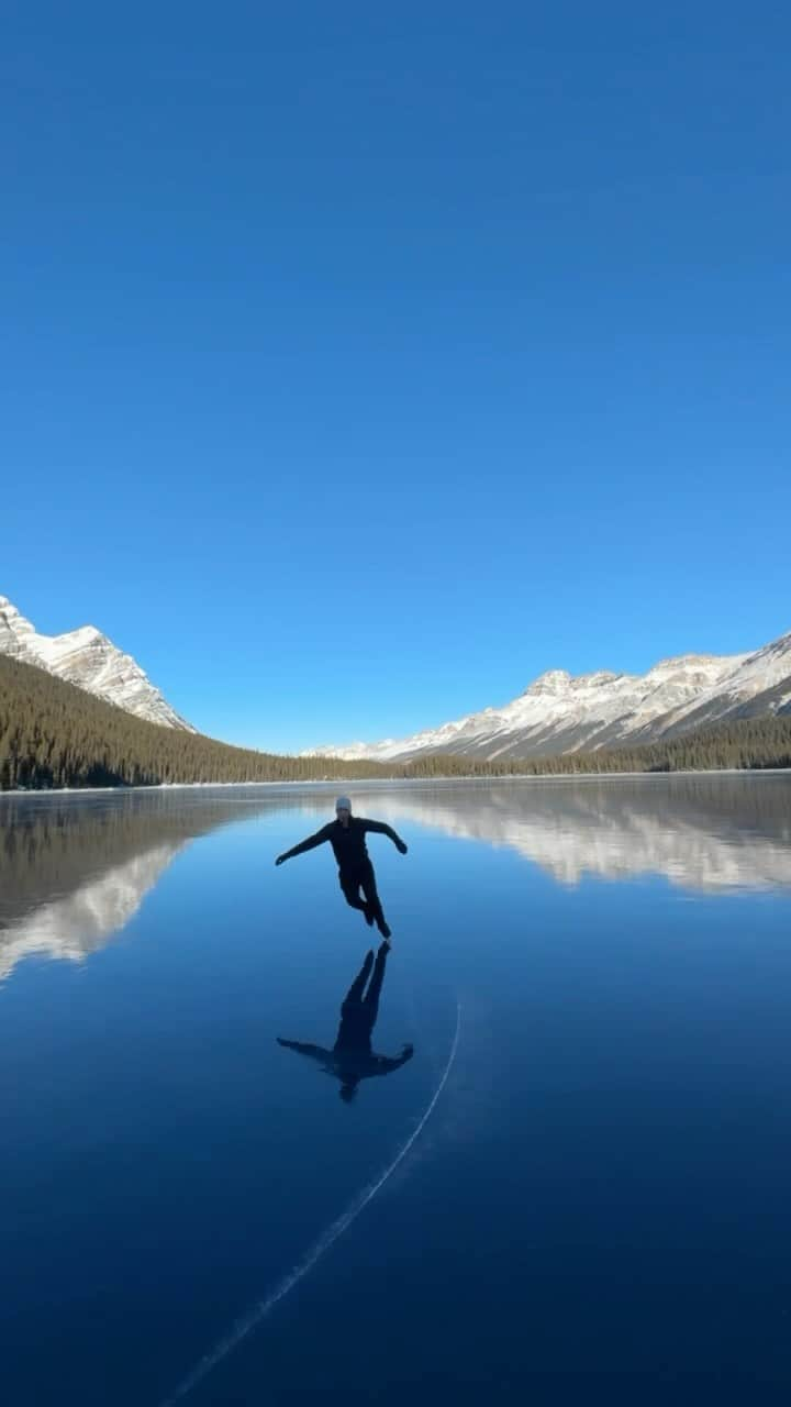 ブライス・シューダックのインスタグラム：「There’s honestly nothing in this life that compares to the feeling of skating across clean, glass, wild ice. It is crazy that settings like this exist. ☺️  A huge thank you to Paul and the rest of the friends for such an incredible day in the mountains. Best wild ice day yet!   Filmed by @paulzizkaphoto   #wildice #figureskating #freshtracks #banffnationalpark #peytolake #alberta」