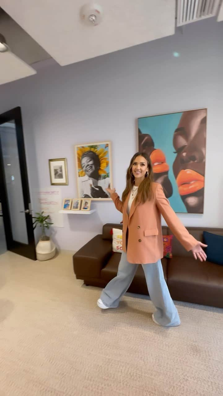 ジェシカ・アルバのインスタグラム：「#WomanKingWednesday! 👑 When @carlainspired joined @honest as the new CEO, I felt a different type of energy 💫🧡👊🏽 Immediately, I knew I wanted to revamp her office so it would reflect that vibrant, powerful, feminine, boss, woman king vibration!   My partner in all things reno @lizzymathis 👷🏽‍♀️ came through and totally helped me turn this one out. Grateful for you and the rest of our partners that helped bring the magic 🪄   Carla, I’m so happy you love your new digs! Like you said, there’s a new energy and it’s here to stay… 🫶🏽🤍🙏🏽✨ Tap 👆🏽 the link in bio to watch the full renovation! This is just a sneak peak 😜 #OfficeRenovation #WomanKingEnergy #HonestCEO #OfficeVibes」