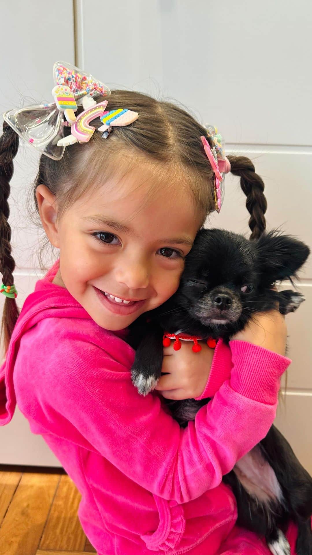 サブリナ・サトウのインスタグラム：「Zoe significa “cheia de vida” e é exatamente assim que me sinto desde que vc chegou. Meu coração fica cheio de amor e gratidao vendo vc crescer, se desenvolvendo e descobrindo a vida. Vc ama os animais, a natureza e seus primos e amigos. Já escolhe as próprias roupas, tem opinião pra (quase) tudo, escolheu até o tema da sua festa e como vai ser o bolo. Chega do colégio contando tudo que aconteceu, pedindo pra por suas musicas preferidas e viajar pra Bahia. kkkkk E eu só agradeço a Deus por estar pertinho de vc, acompanhando tudo isso. Obrigada, minha filha por ser tão especial, por ser minha melhor companhia. Que você seja muito feliz sempre! Meu amor por vc é eterno. Obrigada Deus por esse presente chamado Zoe ♥️」