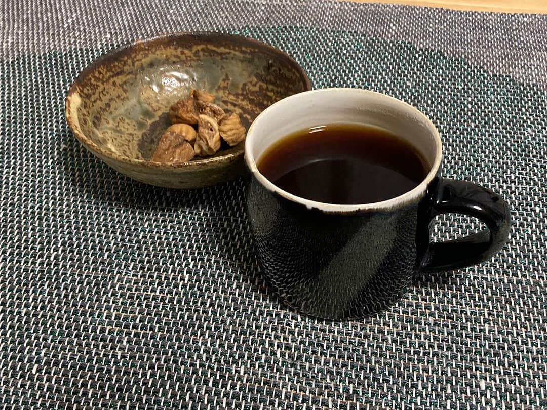 柳家さん生のインスタグラム：「11/30今朝のおめざ… 干しいちぢく こーしーとともに🥰」