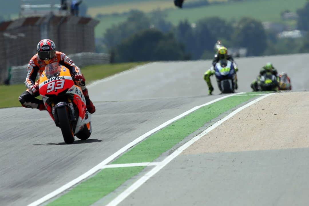 レプソル・ホンダさんのインスタグラム写真 - (レプソル・ホンダInstagram)「Win 02 🏆   It was a while between drinks, but @marcmarquez93 returned to winning was at the #GermanGP. With both Pedrosa and Lorenzo withdrawing, it was a critical swing of the championship pendulum.  #LookingBackOnMM93 🐜」11月30日 5時52分 - hrc_motogp