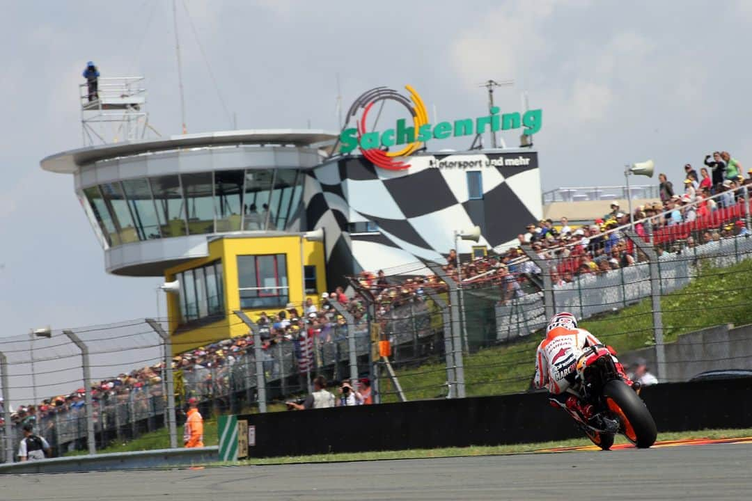 レプソル・ホンダさんのインスタグラム写真 - (レプソル・ホンダInstagram)「Win 02 🏆   It was a while between drinks, but @marcmarquez93 returned to winning was at the #GermanGP. With both Pedrosa and Lorenzo withdrawing, it was a critical swing of the championship pendulum.  #LookingBackOnMM93 🐜」11月30日 5時52分 - hrc_motogp