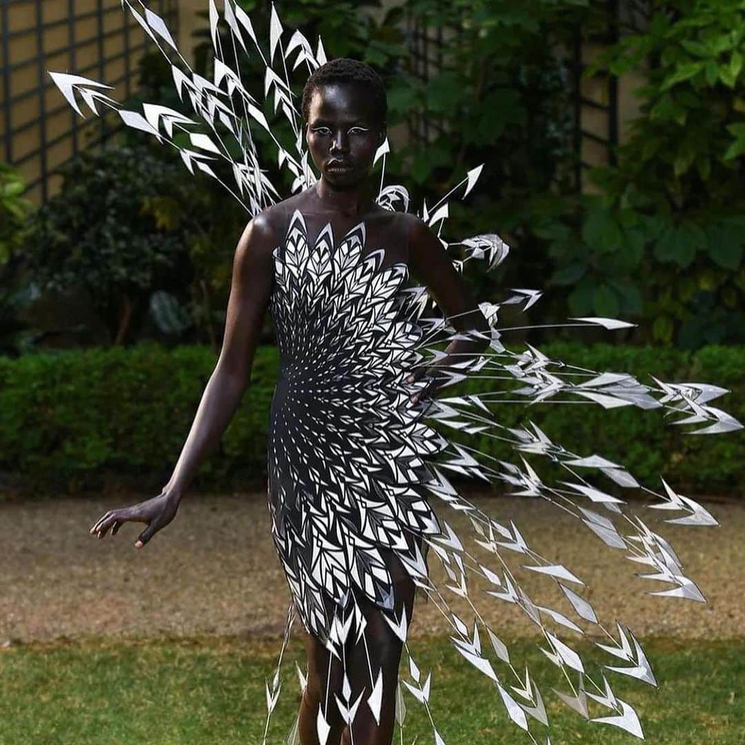 ニコラ・フォルミケッティさんのインスタグラム写真 - (ニコラ・フォルミケッティInstagram)「Congratulations to @irisvanherpen on her retrospective exhibition in Paris! 🌟 I'm so grateful for the opportunity to collaborate on these fantastic projects together! Working on her latest Paris show was a dream come true—Iris continues to push the boundaries of fashion with unparalleled innovation and pure love ❤️ If you're in Paris, don't miss this experience at Musee des Arts Decoratifs @madparis until April」11月30日 5時53分 - nicolaformichetti