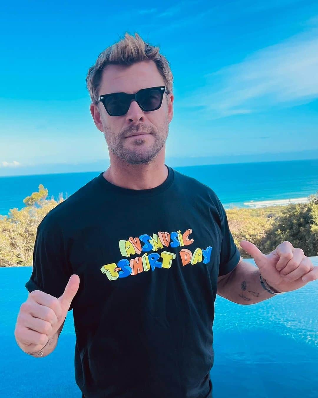 クリス・ヘムズワースさんのインスタグラム写真 - (クリス・ヘムズワースInstagram)「Thursday 30 November is Ausmusic T-Shirt Day. WEAR your favorite Aussie music tee and DONATE to Support Act.  Head to ausmusictshirtday.org.au to donate.」11月30日 5時59分 - chrishemsworth