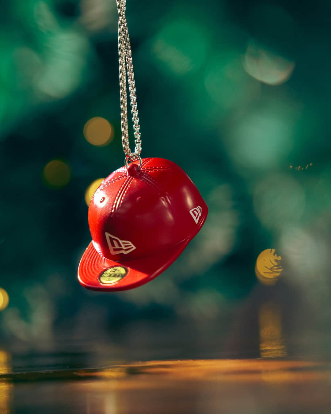 ニューエラ・キャップのインスタグラム：「Your tree also deserves a cap this holiday season. Get in the spirit with our limited edition red ornament, available exclusively at New Era Cap.」