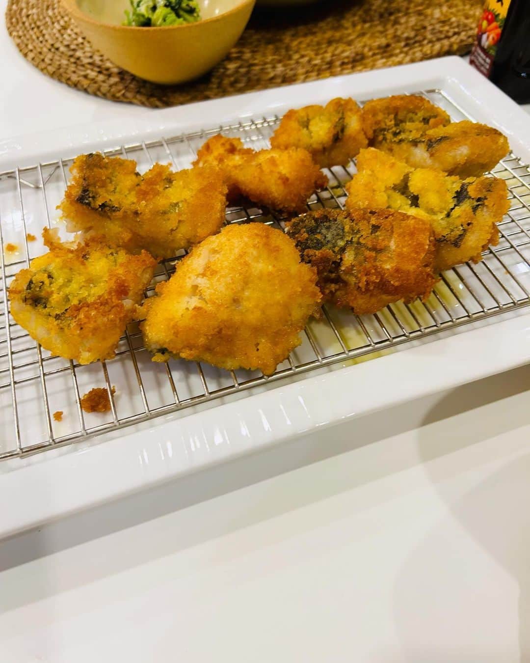 安藤優子さんのインスタグラム写真 - (安藤優子Instagram)「小鉢とホッケのフライ❣️  お早うございます。  今朝もぐっと冷え込んでいる東京です。  昨日は仕事終わりで、冷蔵庫一掃料理。  小鉢もの、あれこれ楽しみながら作ってみました。（笑）  一昨日の手巻き寿司の残りの具材を活用。  一品目は、タコと芽ねぎのお酢の物、いくらのせ。  二品目は、ほうれん草の黒胡麻マヨ和え。これは普通の胡麻和えより、コクがあって美味しいのです。  三品目は、鯛のダブル昆布締め。鯛の柵を昆布で締めておいたものを、細切りにしたら、さらに塩昆布とごま油で和えたものです。  煮物は、かぶと巻き湯葉。薄めのお味に煮て、たっぷり青山椒をかけました。  メインは、ホッケのフライ❣️  身がふんわりで、最高ーでした。  ごちそうさまでした！  さっ本日もヤルコトめじろ押しなので、朝風呂からの行動開始です。  リンはまだ爆睡ちゅうです❣️（笑）  #ホッケのフライ  #小鉢料理   #フレンチブルドッグ  #安藤優子」11月30日 6時07分 - yukoando0203