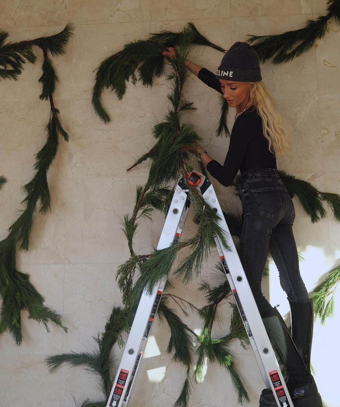 ナスティア・リューキンさんのインスタグラム写真 - (ナスティア・リューキンInstagram)「on this week’s episode of: “crazy installations” we design the holiday install for my entryway wall🎄🎀🎅🏼 cc: @bottegadeflores」11月30日 6時21分 - nastialiukin