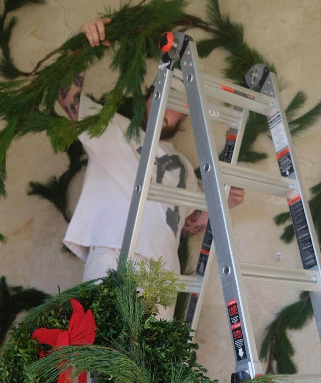 ナスティア・リューキンさんのインスタグラム写真 - (ナスティア・リューキンInstagram)「on this week’s episode of: “crazy installations” we design the holiday install for my entryway wall🎄🎀🎅🏼 cc: @bottegadeflores」11月30日 6時21分 - nastialiukin