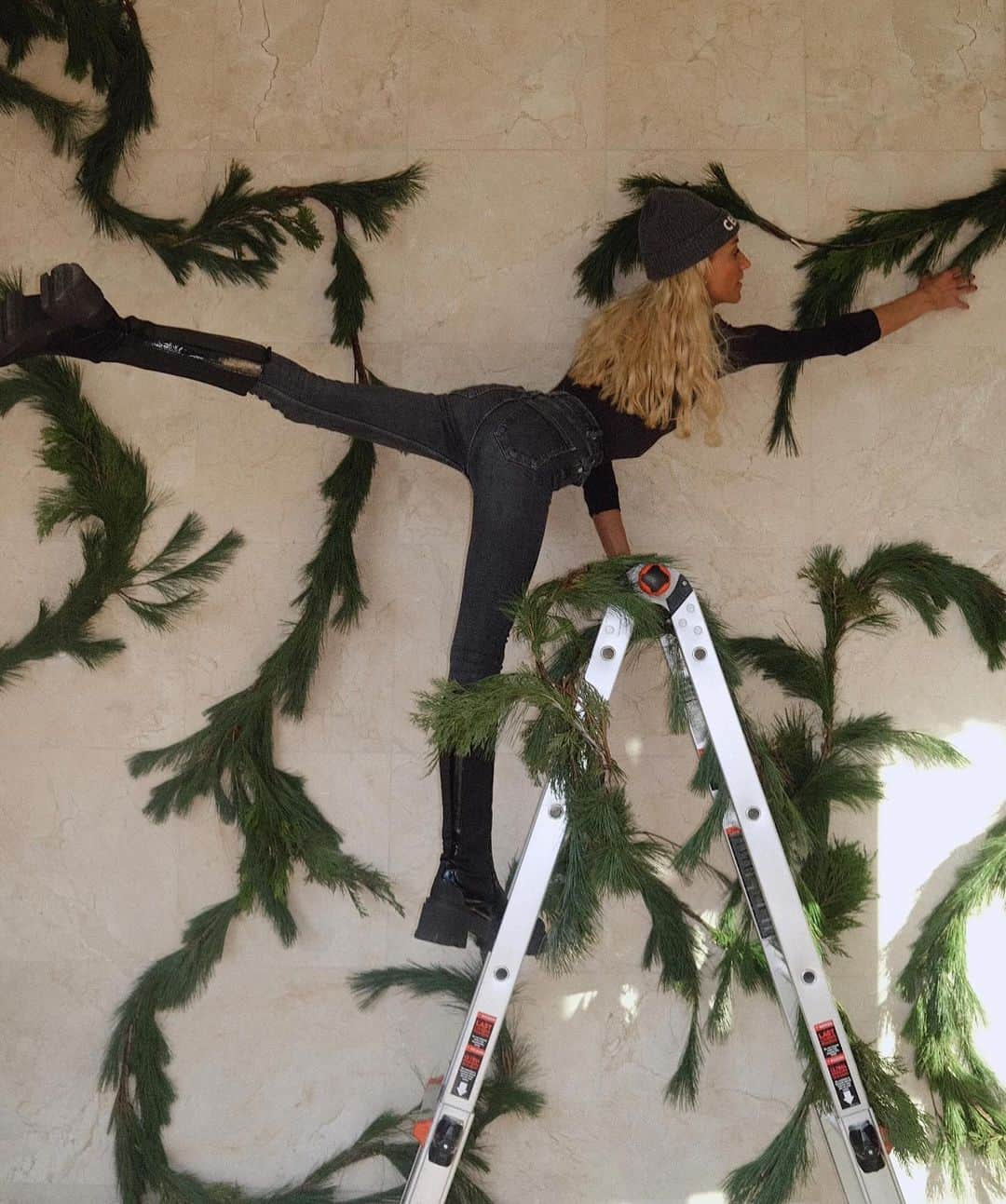 ナスティア・リューキンのインスタグラム：「on this week’s episode of: “crazy installations” we design the holiday install for my entryway wall🎄🎀🎅🏼 cc: @bottegadeflores」