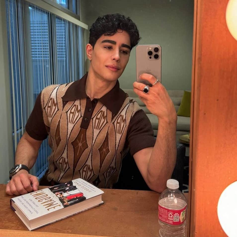 Us Weeklyのインスタグラム：「#Endgame author Omid Scobie is addressing an "error" in the book's Dutch translation that names "two individuals" involved in the Prince Archie skin color controversy. 👀 Read his statement at the link in bio. (📸: Instagram)」
