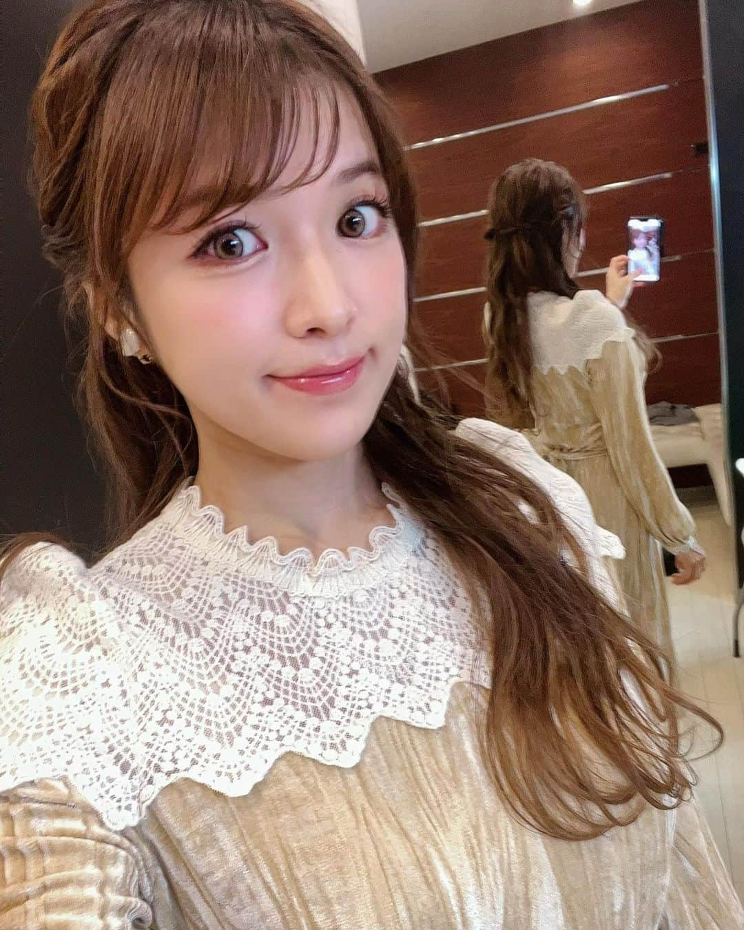 高木里代子さんのインスタグラム写真 - (高木里代子Instagram)「おはようございます💓 　 お目覚めいかがですか？ TBS「THE TIME,」出演してます🤗  今日はお人形チックな アンティーク風ワンピ🥰  今朝の衣装👗  ワンピース @wildlily_daikanyama  イヤリング @abiste_official   今日は脳シャキクイズ足利義満すぐわかった😆 (けど学校で手あげないタイプ笑)  4時台はいきものがかりさん 「ブルーバード」でした🥹 TikTokに動画あげたよ🎹  この後は7:50過ぎに ピアノ弾きますみてね〜〜🤗💓  #thetime_tbs #tbs #thetime #高木里代子 #riyokotakagi  #ピアノ #ピアニスト  #ジャズ #ジャズピアノ #ジャズピアニスト #piano #pianist #jazz #jazzpiano #jazzpianist #youtuber #dolly #dress #いきものがかり #ブルーバード #弾いてみた」11月30日 6時17分 - riyokotakagi