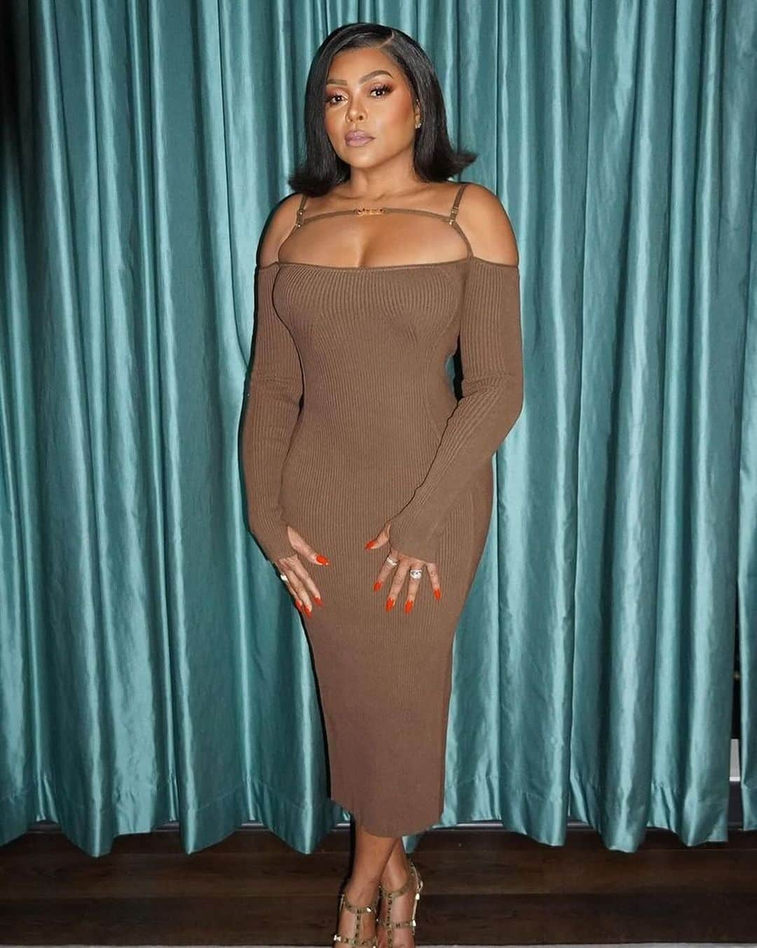 タラジ・P・ヘンソンさんのインスタグラム写真 - (タラジ・P・ヘンソンInstagram)「💜💜💜🙏🏾🙏🏾🙏🏾💋💋💋#Repost from @waymanandmicah • Hello New York!   Taraji P Henson   In @jacquemus  @fwrd   Shoe @maisonvalentino   Hair/MUA @tymwallacehair  @saishabeecham  @customtnails1   #waymanandmicah #tarajiphenson #jacquemus #maisonvalentino #thecolorpurple #wxm10」11月30日 6時18分 - tarajiphenson