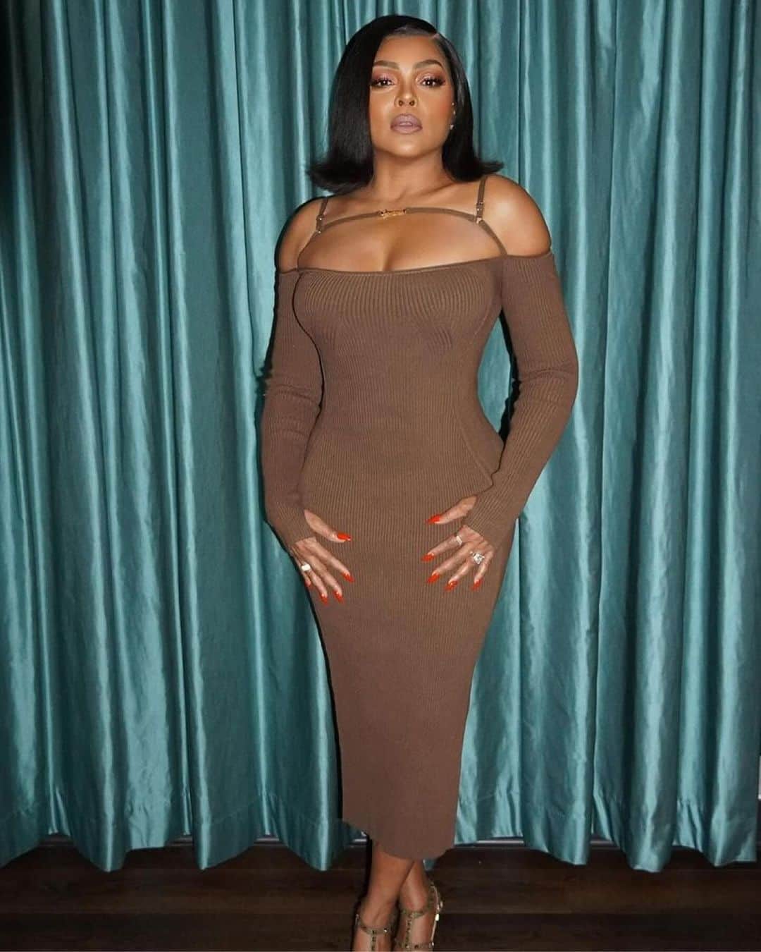 タラジ・P・ヘンソンのインスタグラム：「💜💜💜🙏🏾🙏🏾🙏🏾💋💋💋#Repost from @waymanandmicah • Hello New York!   Taraji P Henson   In @jacquemus  @fwrd   Shoe @maisonvalentino   Hair/MUA @tymwallacehair  @saishabeecham  @customtnails1   #waymanandmicah #tarajiphenson #jacquemus #maisonvalentino #thecolorpurple #wxm10」