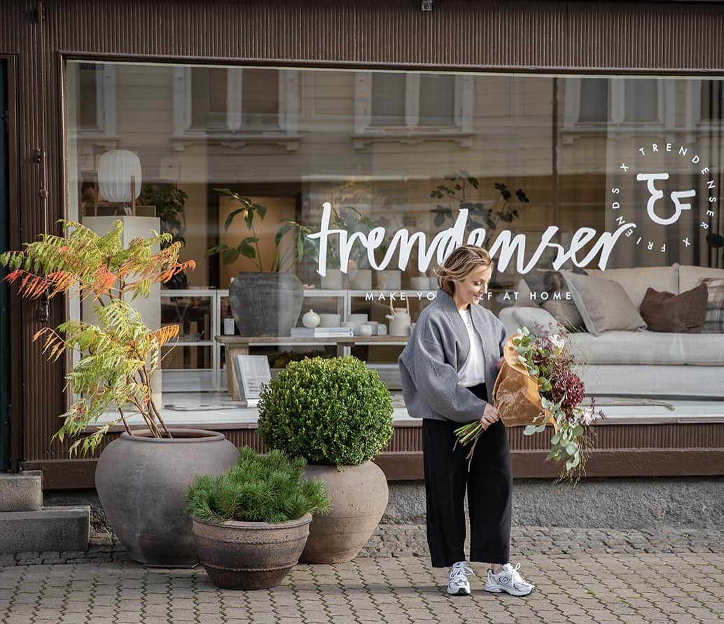 Frida Ramstedtのインスタグラム：「REKLAM @aj_produkter   Under 2023 har mitt företag Trendenser flyttat kontoret till nya lokaler där vi också har öppnat en butik och e-handel med utvalda produkter från nordiska formgivare och företag 👉🏻 @trendenserandfriends   Jag vände mig till AJ produkter för att få hjälp att hitta smarta lösningar och inredning för både lager, kontor och events.   Tack vare AJ Produkters kunskap och rådgivning kunde vi komma igång snabbt och undvika vanliga nybörjarmisstag.  Kolla in filmen i det här inlägget (svep till nästa bild) eller surfa in på AJ Produkters hemsida för att se vilka produkter vi valde och hur du kan få hjälp att optimera din arbetsplats.   Stort tack till @aj_produkter för att ni har gjort det möjligt för oss att testa våra vingar med en helt ny verksamhet.   Vi ses på AJprodukter.se   #inredning #kontor #kontorsinredning #lager #lagerhyllor #ajprodukter #foryou #interior」