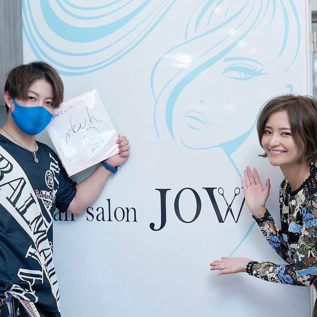 hair salon JOJOのインスタグラム：「【年末年始のお知らせ】 早いものでもう年末ですね⭐︎おかげさまでサロンももう13回目の年越しを迎えることとなります。皆様いつもありがとうございます♪  1/1（月）〜1/4（木）  はお休みさせて頂いております。 すでに12月のご予約が入り始めており、年末は混み合いますので、お早めのご予約をお願い致します。 今後ともhair salon  JOWをよろしくお願い申し上げます⭐︎ #年末年始のお知らせ  #13周年 #モデル #maki  【ヘアサロンJOW下高井戸駅前】 西脇丈太郎 都内2店舗勤務の後、新宿に2010年独立開業（12年間）。 現在は世田谷区下高井戸に移転。3店目の【JOW】を経営するオーナー兼スタイリスト。 丁寧でスピーディーな施術、ハイクオリティな仕上がりをご提案致します。 ・ショートスタイルの扱いやすさ ・絶妙なバランスのインナーカラー ・長持ちする明るい白髪ぼかしハイライト ・髪を大切にする植物性のヘナカラー 等に定評があります。 皆様のご来店心よりお待ちしております。  TEL:0333238220 #世田谷美容室#下高井戸美容室#明大前美容室#松原美容室 #下高井戸ヘアサロン#下高井戸#明大前#三軒茶屋#新宿#西新宿#ジョジョの奇妙な冒険#承太郎  Web予約↓ https://hairsalon-jow.com/」