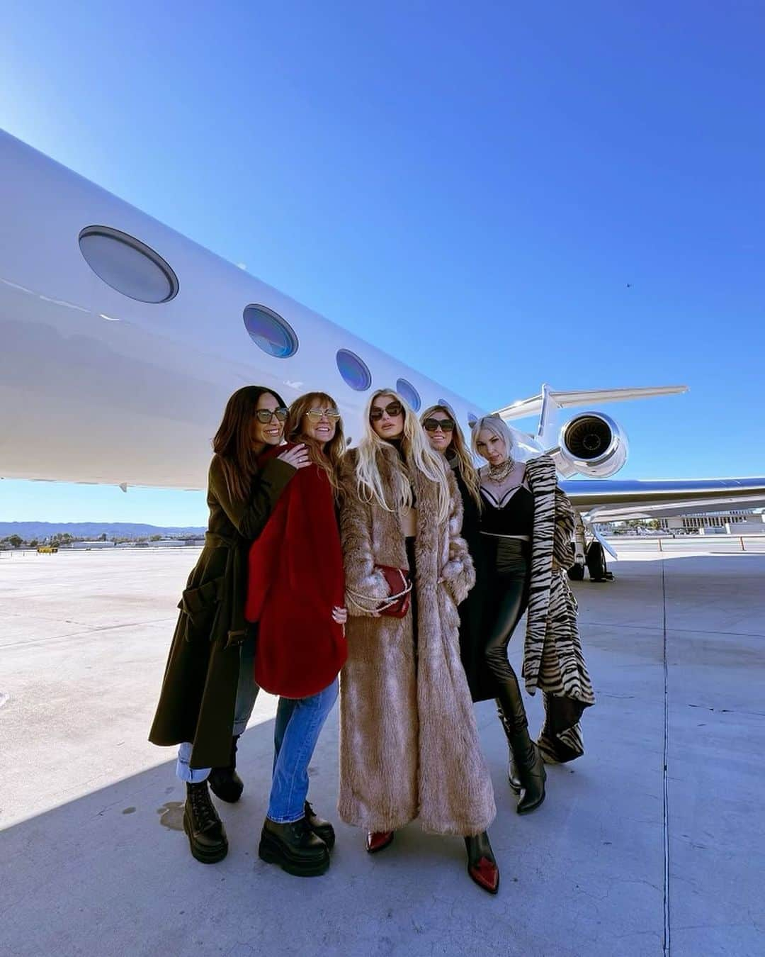 ジェシカ・シンプソンさんのインスタグラム写真 - (ジェシカ・シンプソンInstagram)「Oh this is ladies’ flight ✈️」11月30日 6時31分 - jessicasimpson