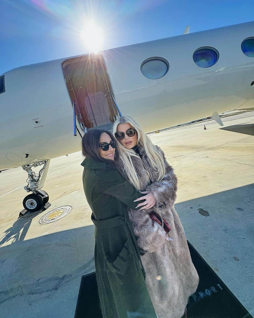 ジェシカ・シンプソンさんのインスタグラム写真 - (ジェシカ・シンプソンInstagram)「Oh this is ladies’ flight ✈️」11月30日 6時31分 - jessicasimpson