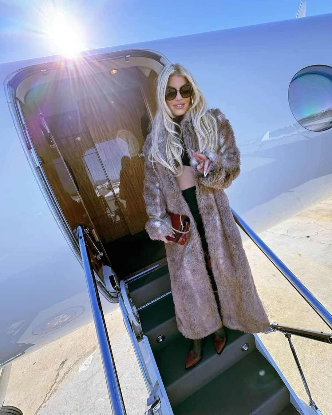 ジェシカ・シンプソンさんのインスタグラム写真 - (ジェシカ・シンプソンInstagram)「Oh this is ladies’ flight ✈️」11月30日 6時31分 - jessicasimpson