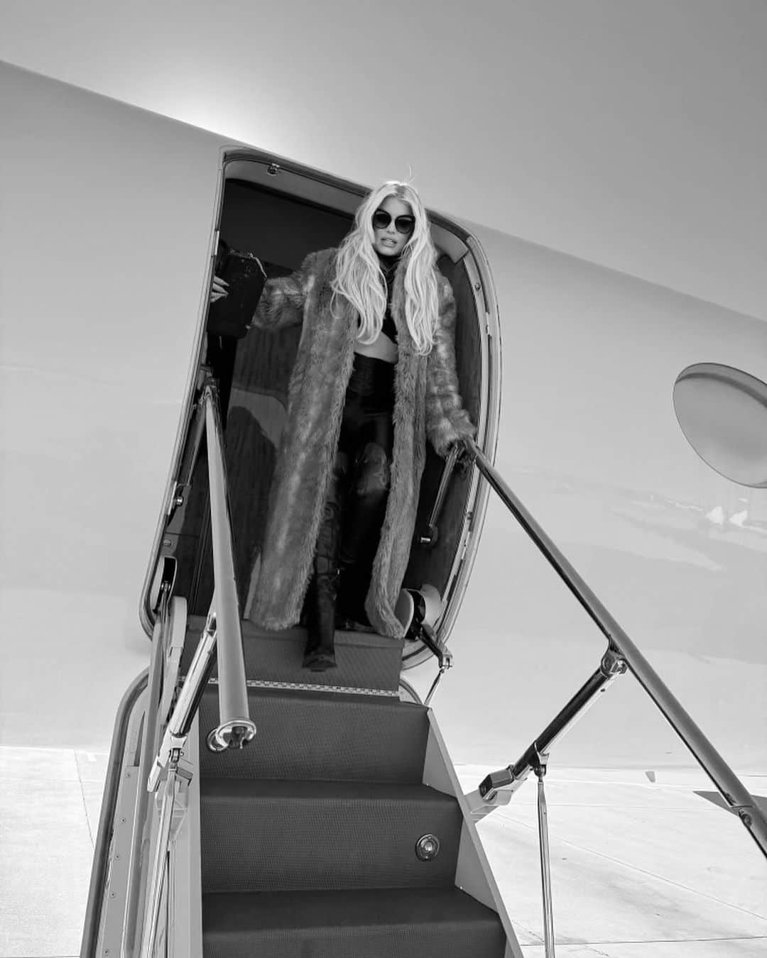 ジェシカ・シンプソンのインスタグラム：「Oh this is ladies’ flight ✈️」