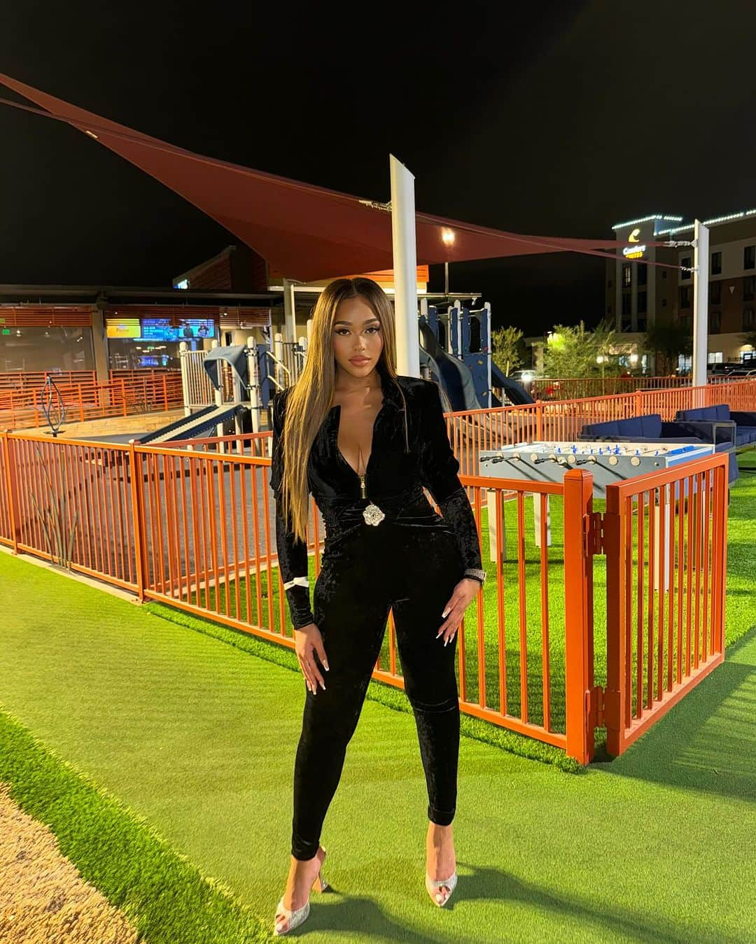 ジョーディン・ウッズさんのインスタグラム写真 - (ジョーディン・ウッズInstagram)「It takes skill to mini golf in heels 🤫🤣」11月30日 6時35分 - jordynwoods