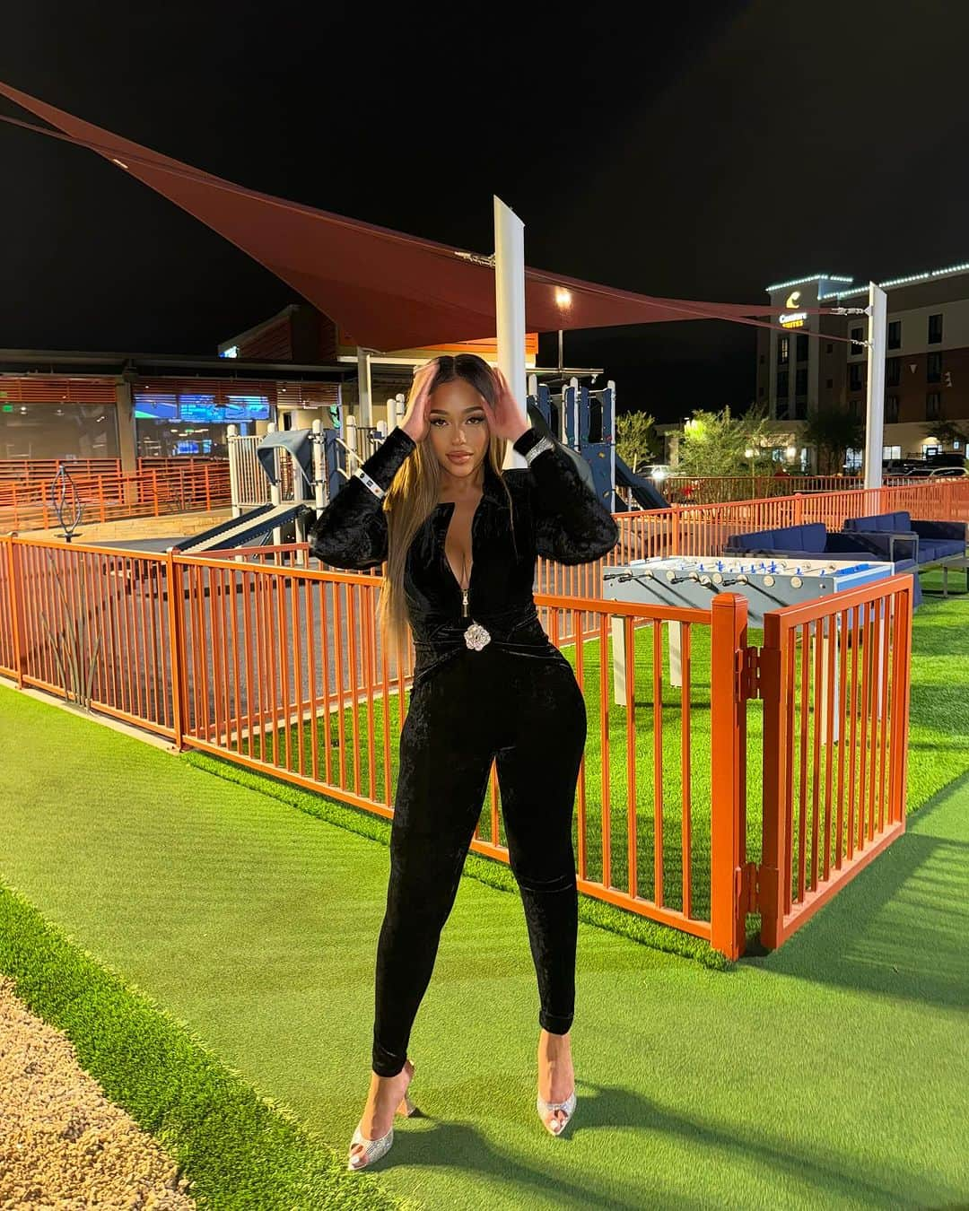 ジョーディン・ウッズさんのインスタグラム写真 - (ジョーディン・ウッズInstagram)「It takes skill to mini golf in heels 🤫🤣」11月30日 6時35分 - jordynwoods