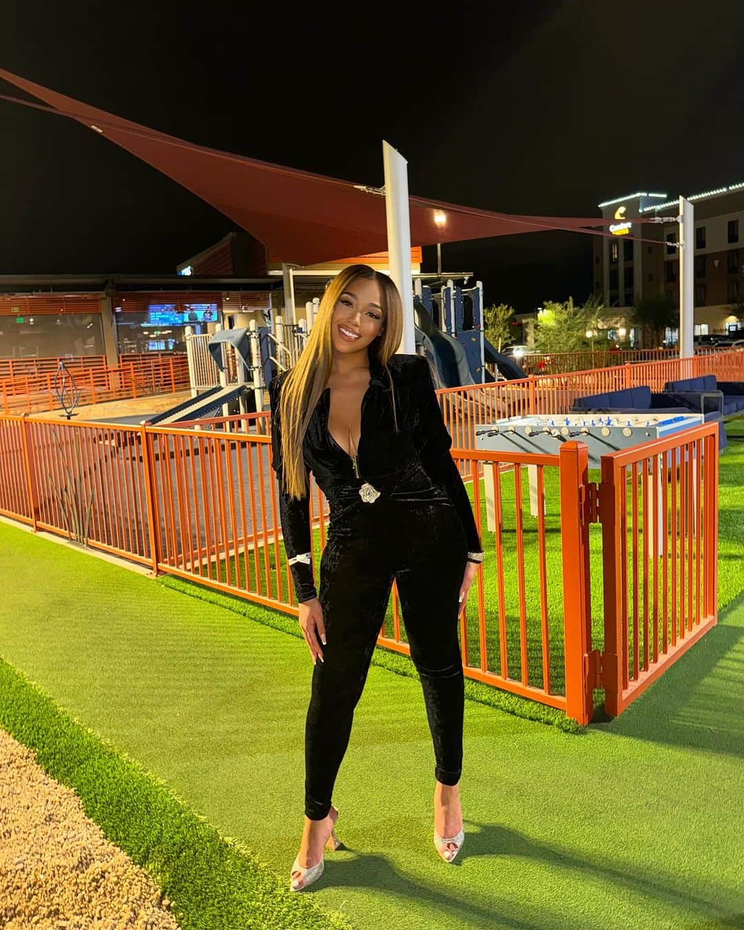 ジョーディン・ウッズさんのインスタグラム写真 - (ジョーディン・ウッズInstagram)「It takes skill to mini golf in heels 🤫🤣」11月30日 6時35分 - jordynwoods