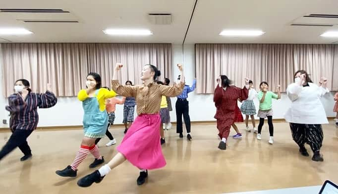 あべこのインスタグラム：「昨日は初、通し稽古でした😊✨  チーム🚌の通し稽古！  中学生メンバーが期末テストとのことで、お休みが多い中の通し稽古でしたが、人数が少ない分、それぞれのみんなのパワーが凄く伝わり、とても良い通し稽古でなんだかとても感動しました🥺  そして、ここ数年で自然と身についたみんなが当たり前のように自分の役以外の台詞を言うようになり、しかもそれがいつも本役の人の稽古を見ているから、自分なりの解釈もプラスされて意外な一面を見させていただくことになって私も新しい発見をさせてもらったり💡  演技はあやめさん役を演じているのに、歌だけもうひとつの別役を器用に何の問題もなく演じる姿を見て、凄っっ！！って思ったり、代役で全然台本持っていいのに台本を持たずに長いシーンを演じきったり・・・本当、みんなブラボーでした👏  因みにチーム🚌のあやめさんは野田陽咲ちゃん✨  とても力強く、生命力に溢れ、みんなが自然と引っ張られていました！  そして、通しが終わった後、自然と全員から拍手が👏✨  実は私がミュージカル「生きる」で東京にいた時、色々と考えた結果、思いきって彼女に代行をお願いしてみました💡  はじめての体験でかなり苦労していたけど、後半の保育所でのシーンの園児たちとの関係性はリアル先生を体験がかなり生きていて、とても自然でリアル、子どもたちへの接し方、目配りもリアル、そして園児役のみんなの懐き方もとてもリアル😆‼️  本当、役者って普段の経験で無駄なことってないのね、ってこういう時いつも思う😊✨  #別府市 #玖珠町 #九重町 #由布市 #竹田市 #宇和島市 #別府市制100周年プレ事業 #別府市制100周年 #玖珠町民が創るくす町魅力化向上事業 #油屋熊八 #日本初の少女車掌物語 #大分ミュージカル #別府ミュージカル #玖珠ミュージカル #童話の里くすファンタジーミュージカルスタジオ #別府ミュージカルスタジオ」