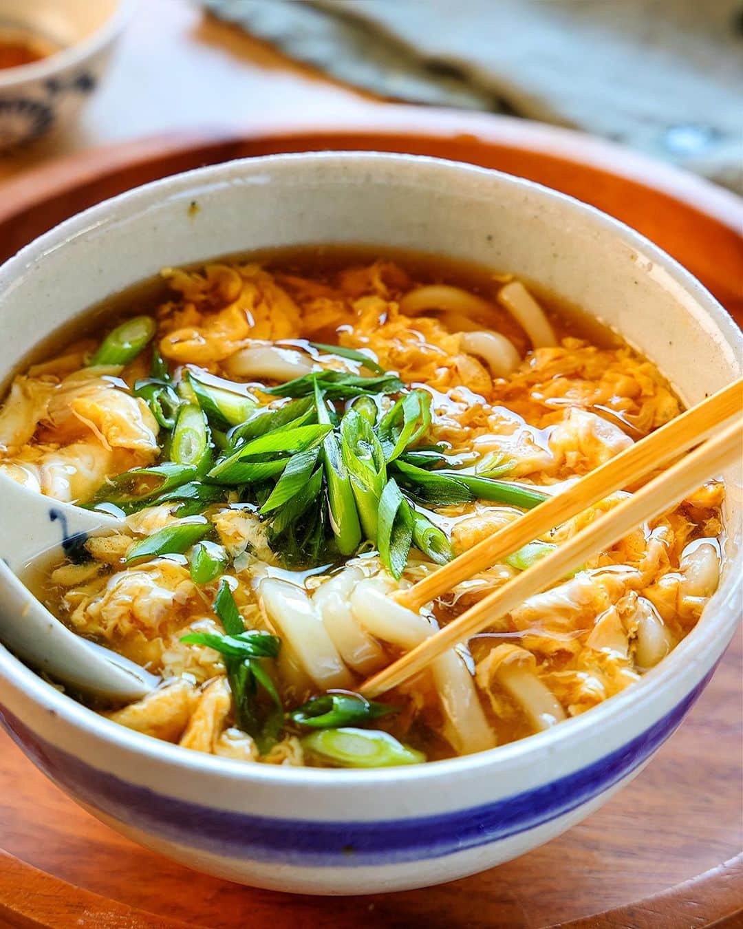 Mizuki【料理ブロガー・簡単レシピ】さんのインスタグラム写真 - (Mizuki【料理ブロガー・簡単レシピ】Instagram)「・コスパ抜群すぐできレシピ💕 ⁡ ［#レシピ ］ ーーーーーーーーーーーーー とろうま！かきたまうどん ーーーーーーーーーーーーー ⁡ ⁡ ⁡ おはようございます☺️ ⁡ 先日リールでご紹介したレシピの 静止画バージョンです✨ ⁡ ⁡ ▼ ▼ ▼ ▼ ▼ ▼ ⁡ ⁡ \ とろうま！かきたまうどん / ⁡ とろみのあるつゆに ふんわりたまごがやさしい味わい💕 おうちにある材料ですぐできる コスパ抜群の節約メニューです♩ ⁡ つゆにとろみを付けてから🥚を加えると ふわっとろ〜に仕上がりますよ🥰 あっという間にできるので よかったらお試し下さいね✨ ⁡ ⁡ ⁡ ⋱⋰ ⋱⋰ ⋱⋰ ⋱⋰ ⋱⋰ ⋱⋰ ⋱⋰ 📍簡単・時短・節約レシピ更新中  Threadsもこちらから▼ @mizuki_31cafe ⁡ 📍謎の暮らし＆変なライブ垢 @mizuki_kurashi ⋱⋰ ⋱⋰ ⋱⋰ ⋱⋰ ⋱⋰ ⋱⋰ ⋱⋰ ⁡ ⁡ ⁡ ＿＿＿＿＿＿＿＿＿＿＿＿＿＿＿＿＿＿＿ 【2人分】 冷凍うどん...2玉 卵...2個 片栗粉...大1強 ●水...700ml ●醤油・みりん...各大1.5 ●和風顆粒だし...小2 ●塩・砂糖...各小1/3 ●生姜チューブ...2cm 万能ねぎ(斜め切り)...適量 ⁡ 1.卵は溶きほぐす。片栗粉は同量の水で溶く。 2.鍋に●を入れて中火で煮立て、水溶き片栗粉を加えてとろみをつける。次に溶き卵を回し入れ、ひと混ぜしてふんわり仕上げる。 3.冷凍うどんをレンチンして器に盛り、2をかけ、ねぎをトッピングする。 ￣￣￣￣￣￣￣￣￣￣￣￣￣￣￣￣￣￣￣ ⁡ ⁡ 《ポイント》 ♦︎ゆでうどんの場合は別茹でしてください♩ ♦︎溶き卵はつゆにとろみが付き、しっかり煮立ってから加えて下さい♩ ⁡ ⁡ ⁡ ⁡ ⁡ ⋱⋰ ⋱⋰ ⋱⋰ ⋱⋰ ⋱⋰ ⋱⋰ ⋱⋰  愛用している調理器具・器など   #楽天ROOMに載せてます ‎𐩢𐩺  (ハイライトから飛べます🕊️) ⋱⋰ ⋱⋰ ⋱⋰ ⋱⋰ ⋱⋰ ⋱⋰ ⋱⋰ ⁡ ⁡ ⁡ ⁡ ⁡ ✼••┈┈┈┈┈••✼••┈┈┈┈┈••✼ 今日のごはんこれに決まり！ ‎𓊆#Mizukiのレシピノート 500品𓊇 ✼••┈┈┈┈┈••✼••┈┈┈┈┈••✼ ⁡ ˗ˏˋ おかげさまで25万部突破 ˎˊ˗ 料理レシピ本大賞準大賞を受賞しました✨ ⁡ 6000点の中からレシピを厳選し まさかの【500レシピ掲載】 肉や魚のメインおかずはもちろん 副菜、丼、麺、スープ、お菓子 ハレの日のレシピ、鍋のレシピまで 全てこの一冊で完結 𓌉◯𓇋 (全国の書店・ネット書店で発売中) ⁡ ⁡ ⁡ ⁡ ⁡ ⁡ #うどん #うどんレシピ #卵料理 #あんかけうどん #節約料理  #簡単料理  #時短料理 #時短レシピ #節約レシピ #簡単レシピ #mizukiレシピ」11月30日 6時40分 - mizuki_31cafe