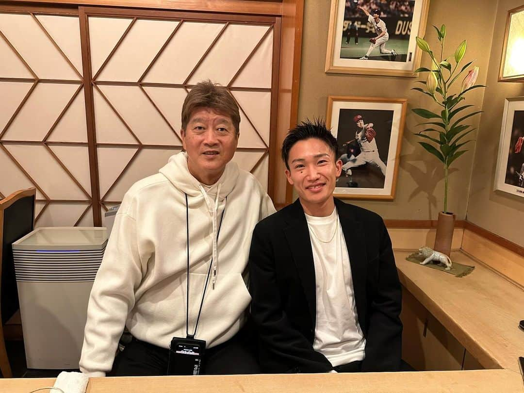 金石昭人さんのインスタグラム写真 - (金石昭人Instagram)「カネやんファミリー バドミントン🏸 桃田賢斗  怪我からの復活👏 ワールドツアー韓国マスターズ ２年ぶりの優勝🏆 おめでとう🎊🍾  久しぶりに会ったら 顔つき表情😃がとてもよかった👍 これからも頑張れよ🏸  東京の親父は見てるぞ  どや  #カネやんファミリー #バドミントン #桃田賢斗 #韓国マスターズ優勝 #復活 #東京の親父 #どや」11月30日 6時42分 - kaneishiakihito