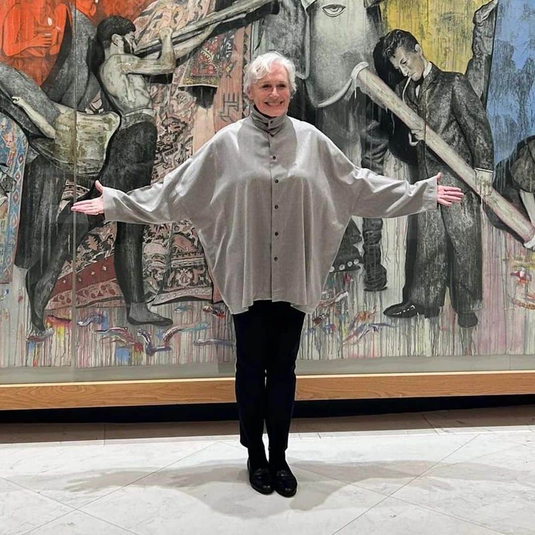 アントニオ・バンデラスのインスタグラム：「Welcome to Teatro del Soho, my dear friend. You're at home!  #Repost @teatrodelsoho @caixabank  ・・・ Hoy @glennclose ha visitado las instalaciones de nuestro teatro y se ha quedado maravillada con el montaje de "Imagine, el camino hacia los sueños", y nosotros con ella. Ha sido un verdadero placer recibirla.  #teatrodelsohocaixabank #cirquedessens #produccionesmerlin  #CultureXperience  #XperienceCaixaBank #glennclose #malaga」