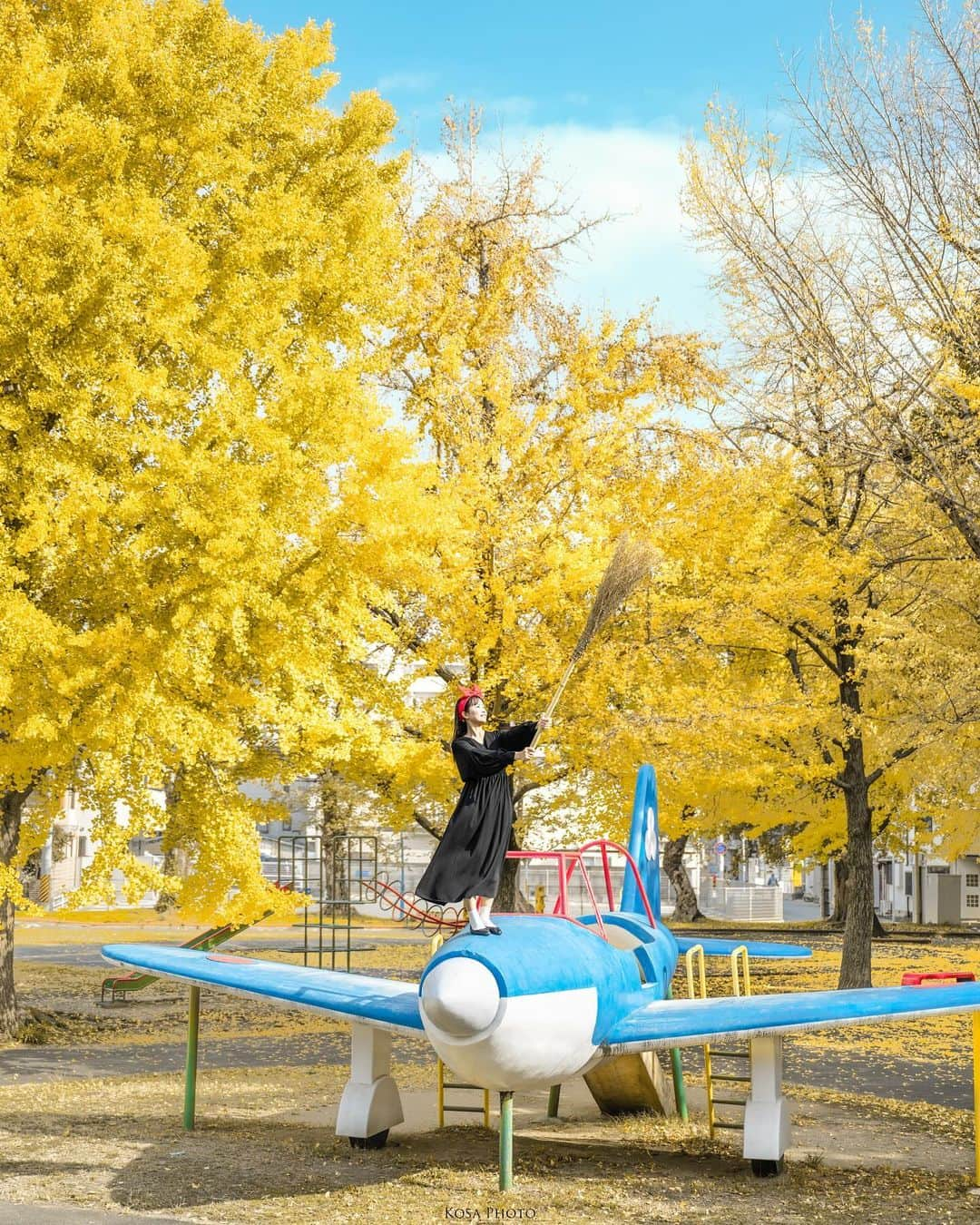 コサさんのインスタグラム写真 - (コサInstagram)「そろそろ銀杏も散って下が満開になる頃かな？ 今年もこのヒコーキがある公園へ行ってきました👍 . Location:和歌山 Wakayama /Japan🇯🇵 Date:2023年11月 Camera:Z9 / Z 24-70mm f2.8 in frame: @____muuu._ . #tokyocameraclub #art_of_japan_ #jgrv_member #team_jp_ #photo_jpn #sorakataphoto #LBJ_KING #mst_vip #広がり同盟メンバー #special_spot_legend #みんすと紅葉祭 #jp_portrait_collection #ポトレファン倶楽部 #ポトレ撮影隊 #jp_mood #jp_portrait部 #clv_galerie #銀杏 #キキ #アドビちいさい秋みつけた2023 #NICOSTOP #nipponpic_member #じゃびふる #みんすと #bestjapanpics #japan_bestpic_  #japan_waphoto #deaf_b_j_ #invisible_cool_part #raw_japan」11月30日 6時53分 - kosa_photo