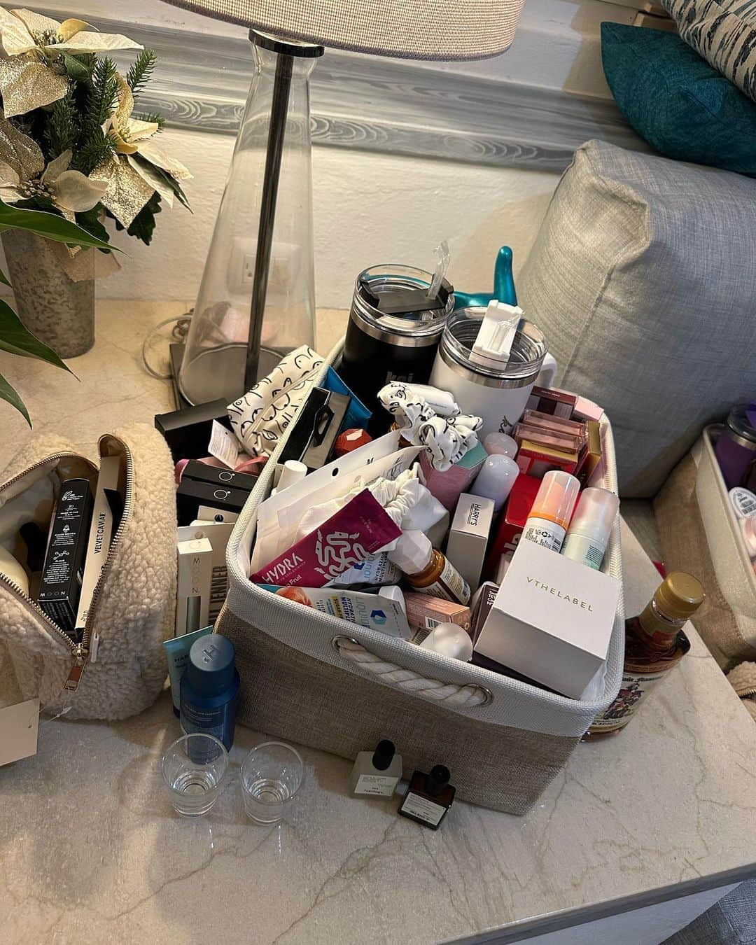 フランキーさんのインスタグラム写真 - (フランキーInstagram)「for my birthday all I wanted was to give all my friends & family gift baskets of all my favourite products!! It took two months of planning & 4 suitcases but I got all the goodies to mexico and they LOVED IT! I posted the videos on my TikTok but I’ll be posting them on here soon too!!😭😭🎁🎁🫶🫶 best birthday ever !!🎅🏽🎅🏽🎅🏽」11月30日 6時53分 - francescafarago