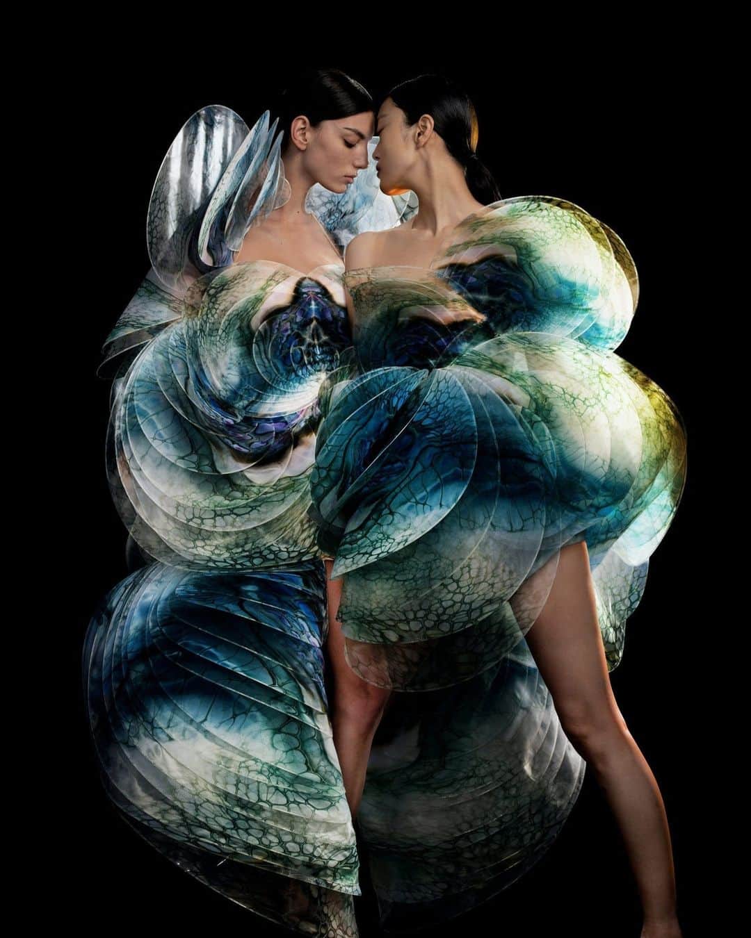 Vogue Runwayさんのインスタグラム写真 - (Vogue RunwayInstagram)「There is real time and there is Iris Van Herpen time, as evidenced by “Iris Van Herpen: Sculpting the Senses,” a new show at the Musée des Arts Décoratifs in Paris open now through April 28, 2024. In real time, people will spend a few hours absorbed in the exhibition dedicated to the peerless Dutch designer who has developed singular pathways between haute couture craftsmanship and the fields of science, nature, technology, architecture, art, and dance. Within Van Herpen’s universe, 16 years of creation span several millennia of inspiration and research, from an ancient nautilus to the Large Hadron Collider. Tap the link in bio for a look inside the show.」11月30日 7時01分 - voguerunway