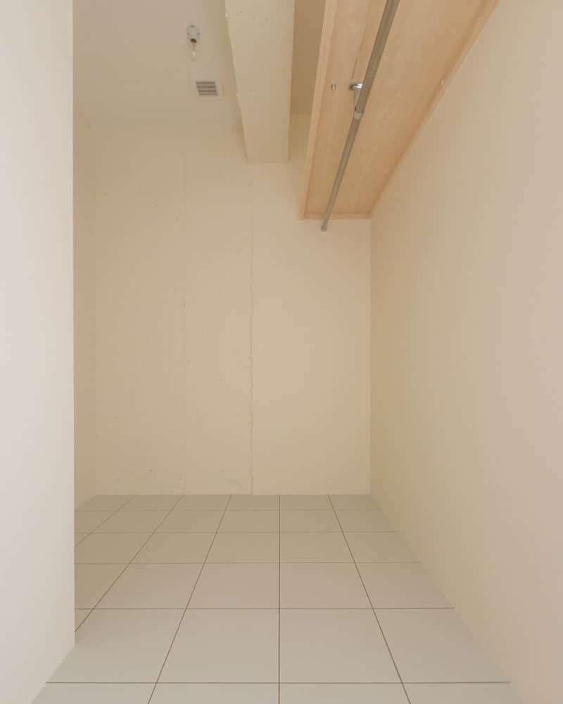 nuリノベーションさんのインスタグラム写真 - (nuリノベーションInstagram)「[ ORIGINAL ] 1LDK/SINGLE/47.08㎡ カーペットばりのリビングは張り替えの際に手間がかからないよう、綺麗な長方形でレイアウト。 LDKの壁の内側にレイアウトした寝室とWICは、掃除のしやすさを重視して床材をタイルをセレクト。埃が溜まりがちなベッドの視野や収納ボックスの隙間もクリーンワイパーでさっとお掃除ができて、いつも清潔な空間を維持することができるんだとか。 デザインと同じくらい、メンテナンス性にとことんこだわった空間です。   ▷もっと事例をみたい方は 　 ハイライト内[ リノベ事例 ]よりご覧ください。  @nu_renovation  ---------------------------------  nuリノベーション  いい時間をつくるリノベーション。  ---------------------------------   #nu_renovation #nuリノベーション #設計事務所 #設計デザイン #自由設計  #リノベーション #マンションリノベーション  #リノベーション事例 #中古マンション  #中古マンションリノベーション #インテリアコーディネート #シンプルインテリア  #housedesign #architecture #interior #interiordesign #인테리어디자인 #인테리어스타그램  #감성인테리어 #리노베이션  #横浜リノベーション #ワンルームインテリア #ワンルームリノベーション  #寝室デザイン #デイベッドのある家 #ピットリビング #床材」11月30日 7時00分 - nu_renovation