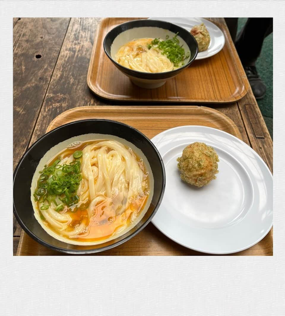 かせきさいだぁのインスタグラム：「早朝、高松うどんフェス三軒目は釜玉うどん発祥の店『山越うどん』さん❤️ELEMENT藤澤さん @zakkayaelement によると、ココの「つけだし」（ダシ醤油）はいくらかけても塩辛くない大発明品だそうで、あーしはつけだしをドバドバ！ そしてジャガイモの天ぷらが絶品だそうで、そいつもin❤️確かにおでんのジャガイモを磯辺揚げしたかのような味に、しばし悶絶😋後半熱々のダシをかけると卵が固まって、また美味しい‼︎参りました〜🙇  ということで三軒廻って腹一杯、心惜しくも終了の早朝高松うどんフェスでした〜❤️お気に入りの店を紹介してくれたELEMENT藤澤さん、本当にありがとうございました〜❤️❤️❤️」