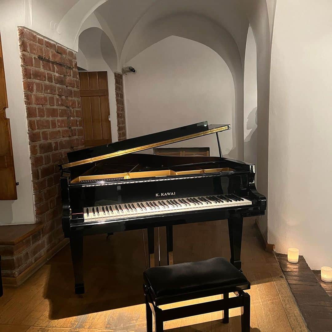 神谷由香さんのインスタグラム写真 - (神谷由香Instagram)「"Chopin in Warsaw🎹"  弾丸一泊2日でポーランドのワルシャワにて ショパンのピアノ演奏を聴きに行ってきました。 ワルシャワはショパンのゆかりの地。  広すぎない会場が贅沢なくらい全身でピアノを感じれる 幸せなひと時。  音色や空間に身を委ね、とっても心が穏やかで 豊かになりました。。  Netflixでピアノの森を見てワルシャワに 向かったからワクワクドキドキが止まらなかった !   #Warszawa #warsaw #Poland #chopin #ショパン　#ワルシャワ　#ポーランド　#一人旅」11月30日 7時06分 - kamiya_yuka_