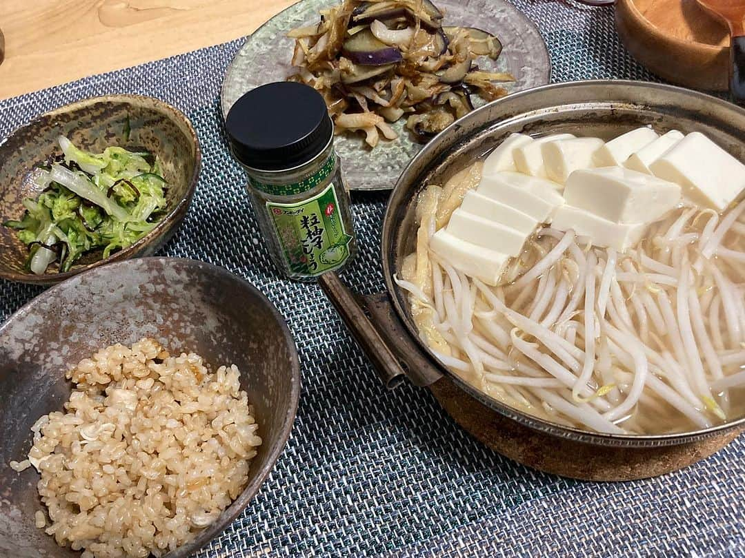 柳家さん生のインスタグラム：「11/30長屋の朝ご飯 もやし湯豆腐小鍋仕立て 茄子のぽん酢炒め 胡瓜白菜塩昆布もみ 玄米炊き込みご飯🍚」