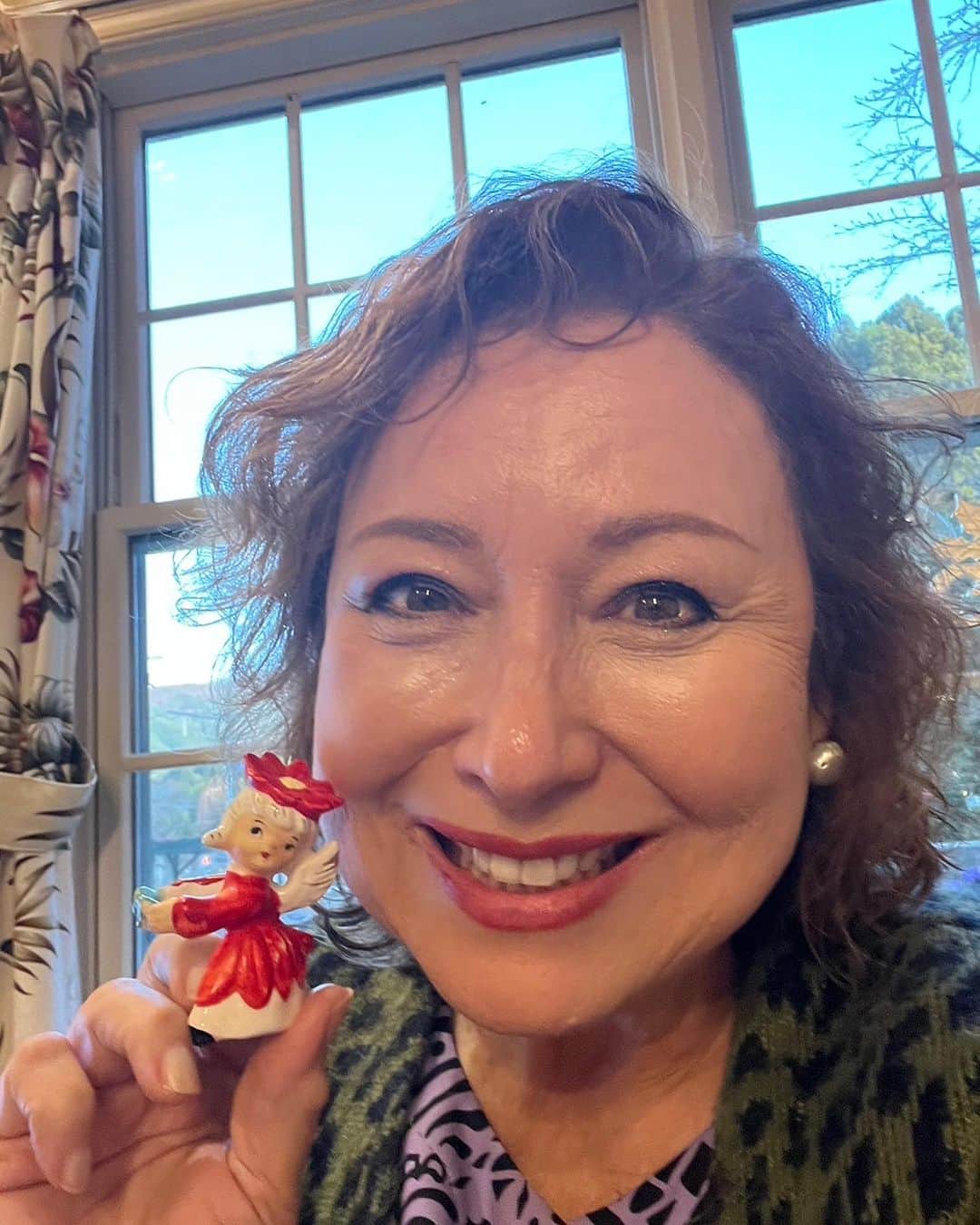 キャシー中島のインスタグラム：「* クリスマスが近づくと、🎄ワクワク嬉しくなります、不思議ね❣️ カフェの前にある3本のツリー🎄 七奈ちゃん、雅奈ちゃん、洋輔の３人のツリーです。 毎年自分の好きな飾りをつけていました。 今年もスタッフが３人のツリーの飾りをつけました。御殿場にいらしたらぜひ見てね  クリスマスキルトのディスプレイ🎄 アロハサンタが可愛い😍 シンプルなパッチワークのパターンもクリスマスカラーだと素敵❣️  小さなキルトが一つあると可愛い😍  キルトショップの夕暮れが綺麗❤️  ミュージアムの入り口にある金木犀の木も、キラキラライトが素敵です💓  山の中にあるキルトミュージアム、 ハッピーが溢れています❤️  さて明日は二子玉川ライズホールでオハナキルト展の準備です。 1日からのオハナキルト展❣️ 頑張ります❤️❤️❤️」