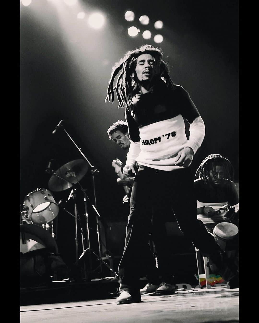 ボブ・マーリーのインスタグラム：「“I love to see, when you’re dancing from within!” #JumpNyabinghi #bobmarley  📷 rare photo by #PeterMurphy, from the Kaya Tour ‘78 ©️ Fifty-Six Hope Road Music Ltd.」