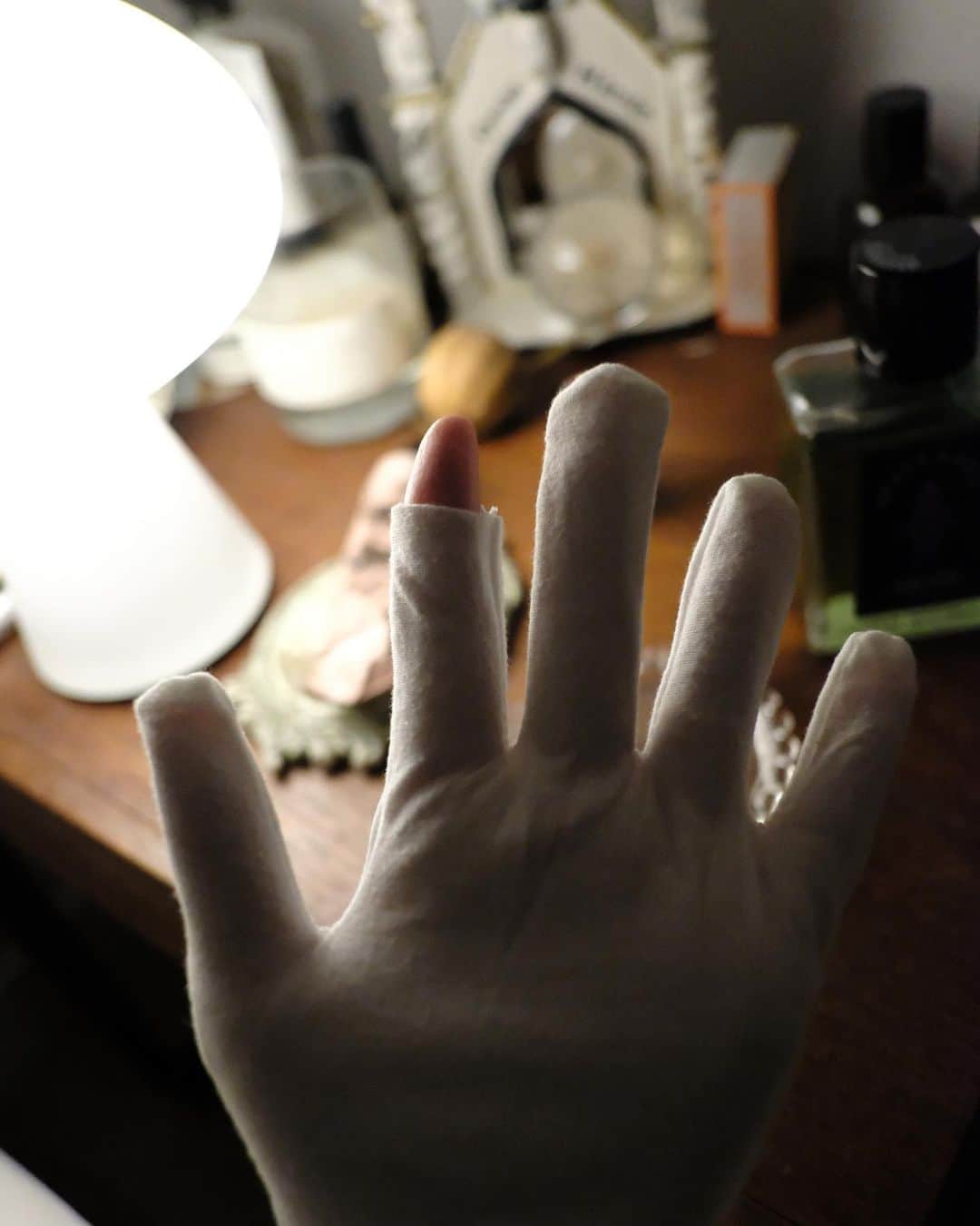 米田有希さんのインスタグラム写真 - (米田有希Instagram)「夜🌝 3枚目 ハンドクリームを塗って綿の手袋をはめて寝るけどその後スマホを見るために人差し指を切ってある✂︎」11月30日 7時27分 - akiyoneda