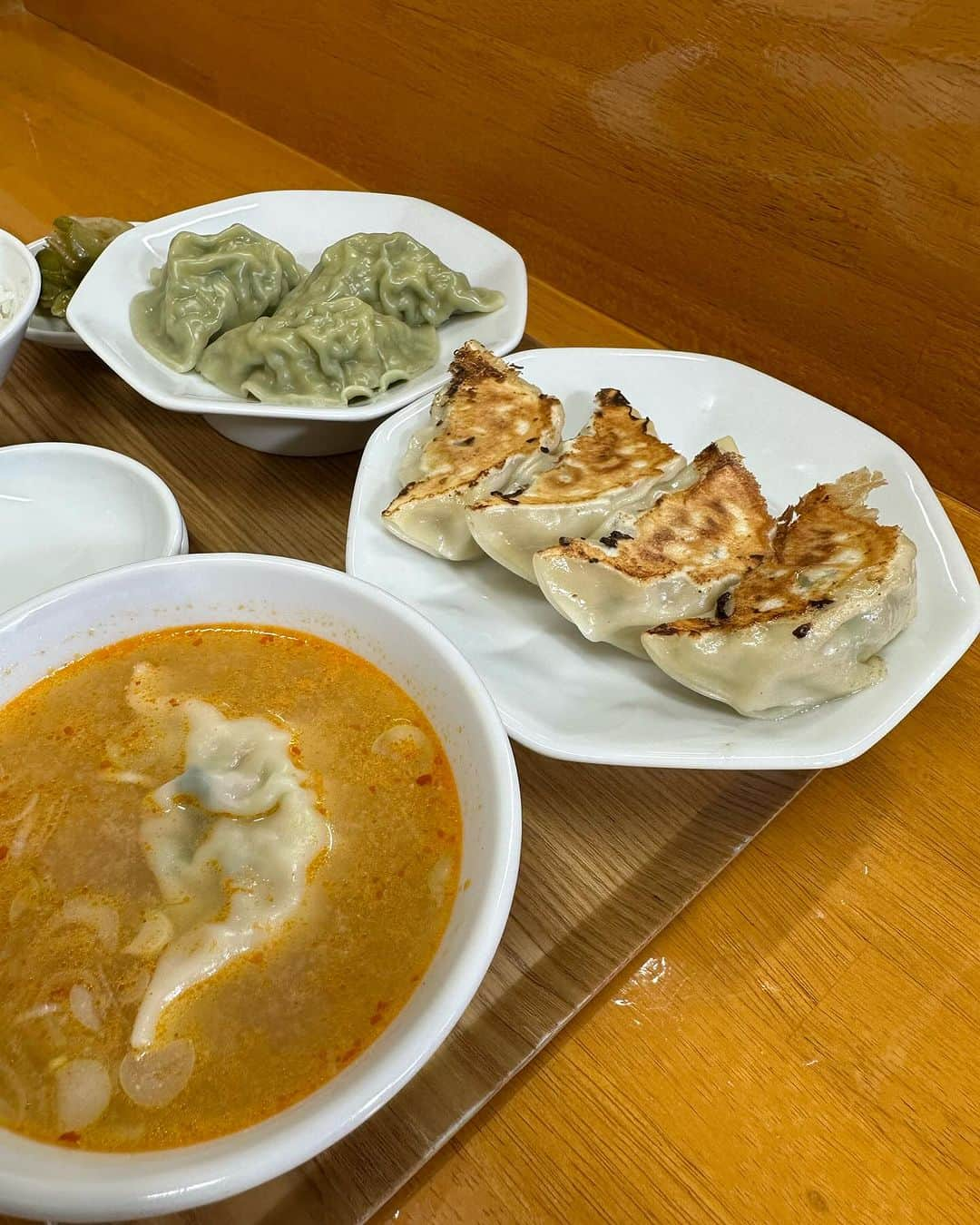 池田航さんのインスタグラム写真 - (池田航Instagram)「🥟ミッちゃん餃子🥟♥️ 富山にある餃子専門店！今まで食べてきたお店の餃子でもトップクラスに美味しい！！ @micchangyoza   そして、餃子にはかかせないキャベツも糖度を測って毎回同じ味を作れるように研究し続けてるお店😳  こだわりに尊敬！！✨️  もし富山に来た時ぜひ食べてもらいたい餃子です！！  #ライブBBT ご視聴ありがとうございます😍」11月30日 7時28分 - kohcooking