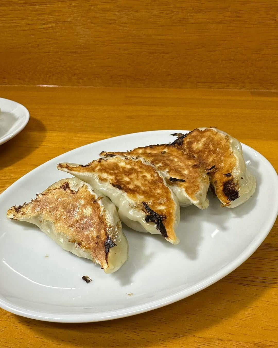 池田航さんのインスタグラム写真 - (池田航Instagram)「🥟ミッちゃん餃子🥟♥️ 富山にある餃子専門店！今まで食べてきたお店の餃子でもトップクラスに美味しい！！ @micchangyoza   そして、餃子にはかかせないキャベツも糖度を測って毎回同じ味を作れるように研究し続けてるお店😳  こだわりに尊敬！！✨️  もし富山に来た時ぜひ食べてもらいたい餃子です！！  #ライブBBT ご視聴ありがとうございます😍」11月30日 7時28分 - kohcooking