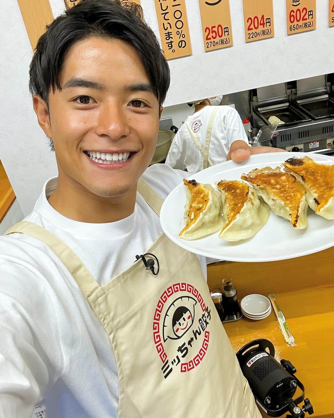 池田航のインスタグラム：「🥟ミッちゃん餃子🥟♥️ 富山にある餃子専門店！今まで食べてきたお店の餃子でもトップクラスに美味しい！！ @micchangyoza   そして、餃子にはかかせないキャベツも糖度を測って毎回同じ味を作れるように研究し続けてるお店😳  こだわりに尊敬！！✨️  もし富山に来た時ぜひ食べてもらいたい餃子です！！  #ライブBBT ご視聴ありがとうございます😍」