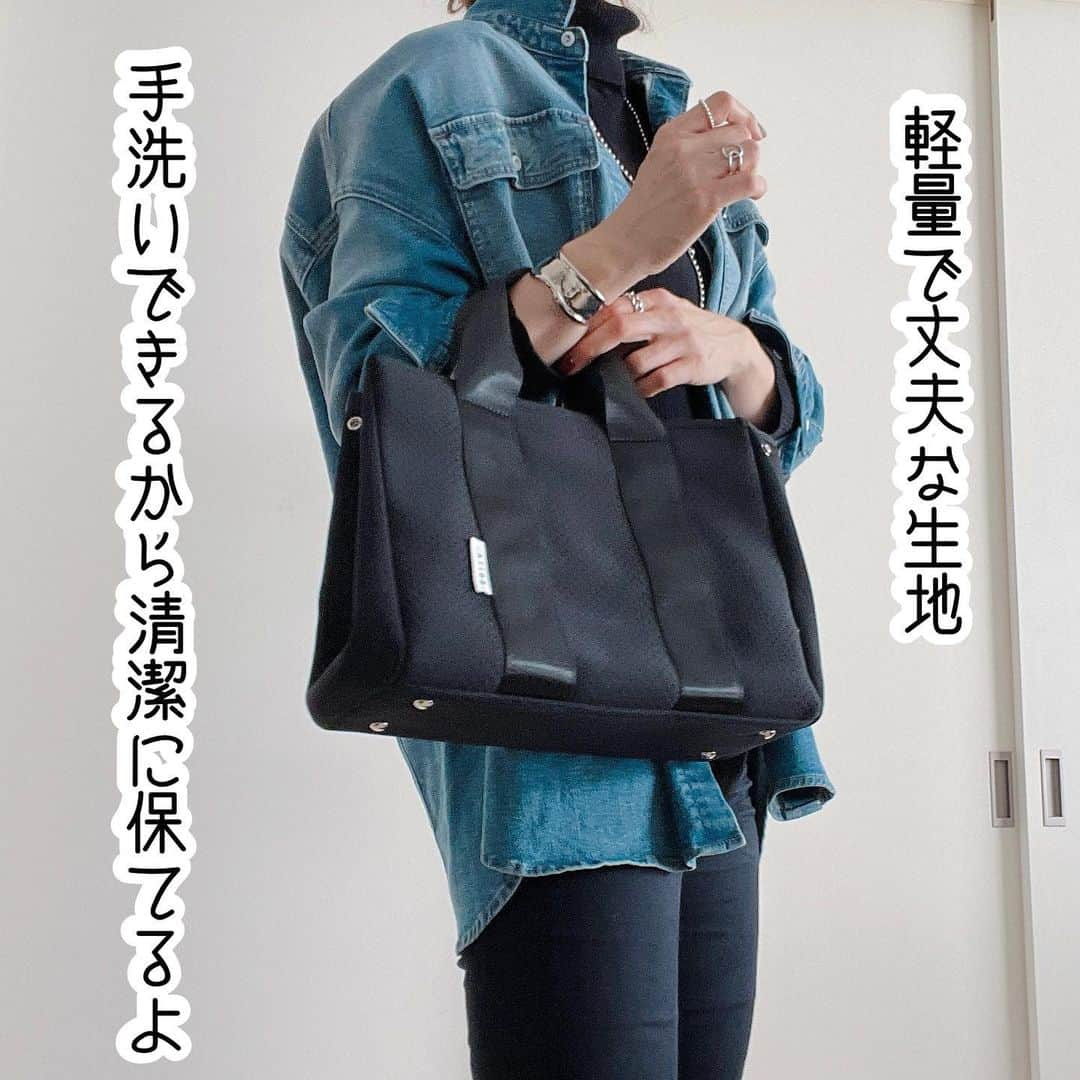 meiさんのインスタグラム写真 - (meiInstagram)「. EDITA. ネオプレンスクエアトート👜  ウエットスーツ素材として知られるネオプレーン生地を使用しているから軽量で丈夫なトートバッグ これ、手洗ができるんです！ だから多少汚れても安心😊 . サイドにあるスナップボタンを広げたらA4サイズも収納可能だからビジネスバッグとしてもおすすめ ショルダー紐付きで3way仕様で使えます 見た目もメッシュ生地でシンプルなデザインだからどんなコーデにも合わせやすいし男性でも使えるから夫婦で使えるのも嬉しい♡  カラーはブラックとモカがあるよ  ストーリーにリンク貼っておくのでチェックしてみてね！  @edita.official   #EDITA #エディータ #洗える #軽量 #旅行 #ママ #マザーズバッグ #ペアレンツバッグ」11月30日 7時29分 - mei.5.7.des