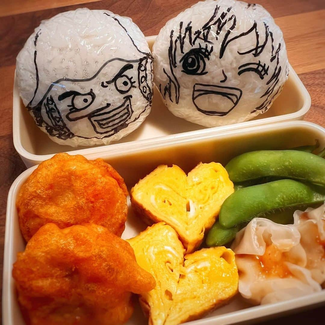 名塚佳織のインスタグラム：「🍙 #お弁当 の日🍽️  今回は ナミとウソップに してみたんだけど… ムズかった…😅  早起きしたのに 何だかんだ時間なくて バタバタ…🥲  楽しいランチに なりますように♡  この二人… 超人達に比べたら弱虫だけど… 心優しくて仲間想いで ズル賢いけど自分に厳しいところが 大好き♡ #ONEPIECE」