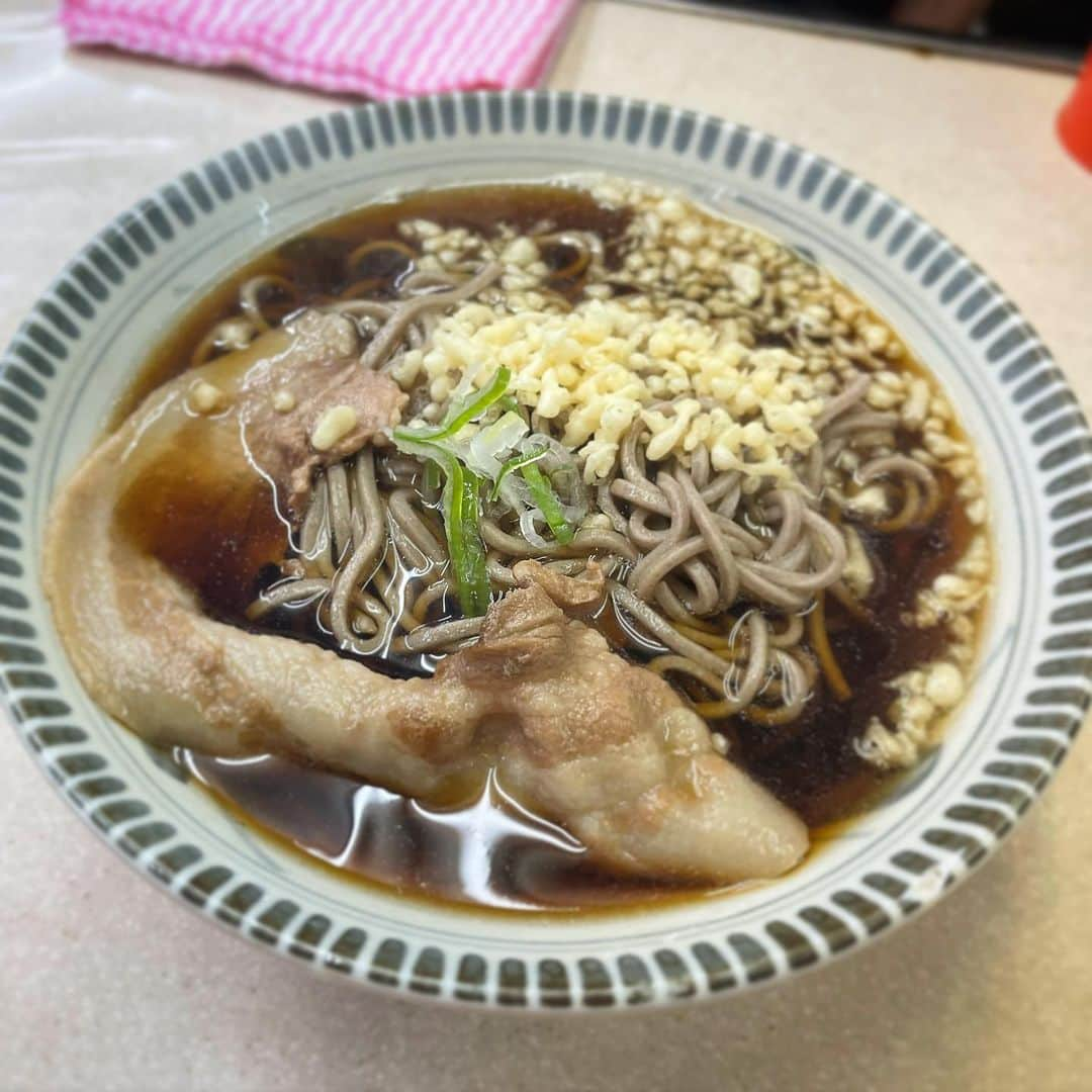 木村ひさしさんのインスタグラム写真 - (木村ひさしInstagram)「最高のおっさんの朝ごはん。 豊しま　肉そば おにぎりなかった。ネギ入ってなくない？ #最高のおっさんの蕎麦  #2024チャレンジ第一弾」11月30日 7時30分 - kimura.hisashi