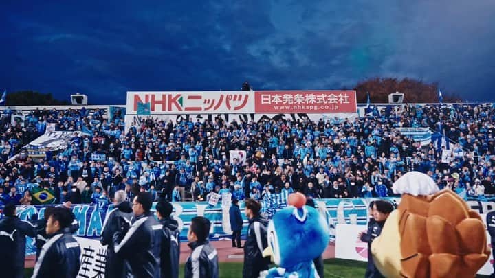 横浜FCのインスタグラム：「フルバージョンは公式YouTubeチャンネルから▶️ #INSIDESTORY 2023 Vol.26公開🎬  勝点2差で追う湘南ベルマーレとのＪ１残留をかけた直接対決。  ホームの大歓声を背に死力を尽くすも届かなかった1点。  可能性ある限り戦い続ける。  最終節も勝利を目指して。  #yokohamafc  #横浜FC #Jリーグ #JLEAGUE #HAMABLUE #ニッパツ三ツ沢球技場」