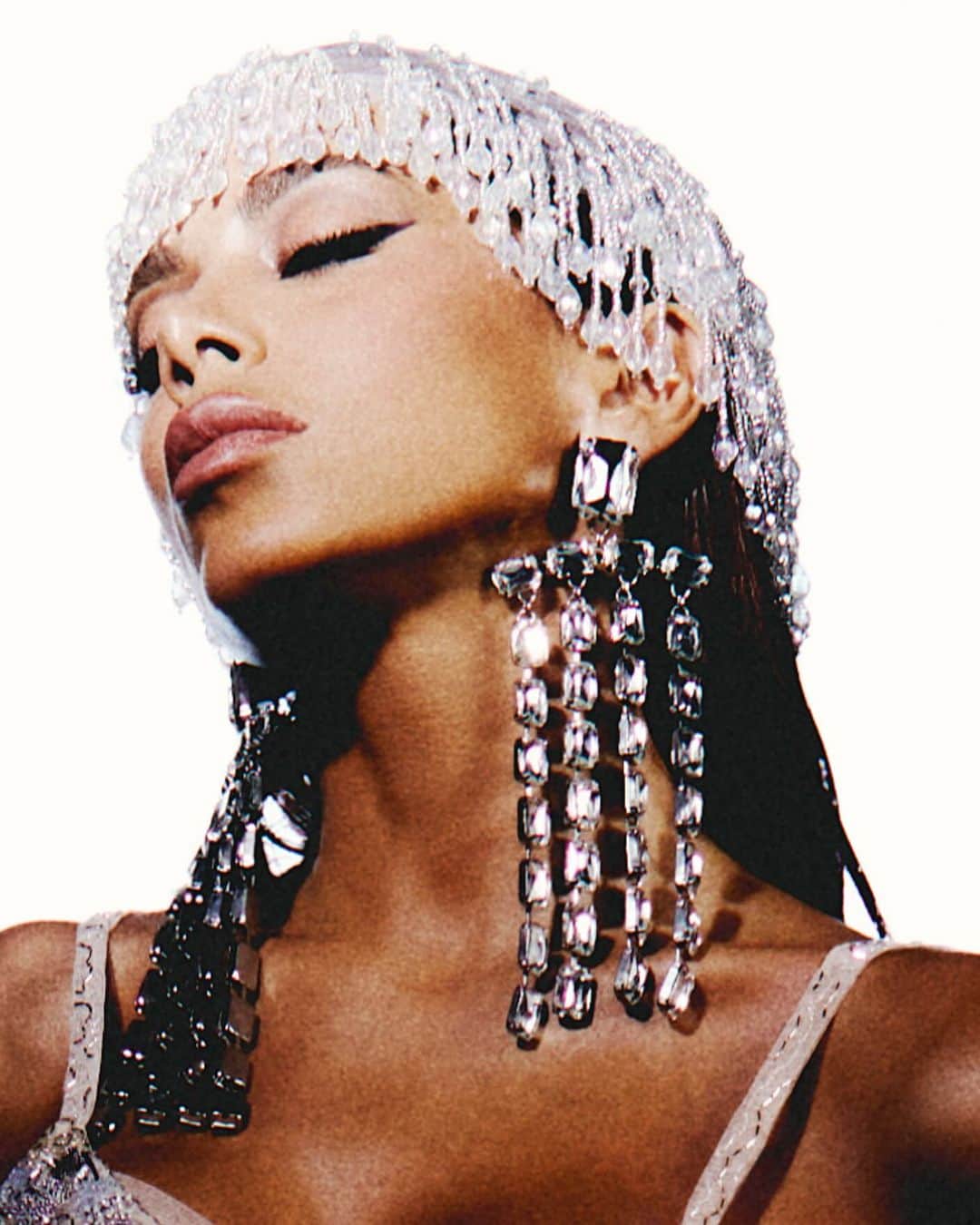 エリクソンビーモンのインスタグラム：「@ericksonbeamon earings @voguearabia @juliamullerstyling」