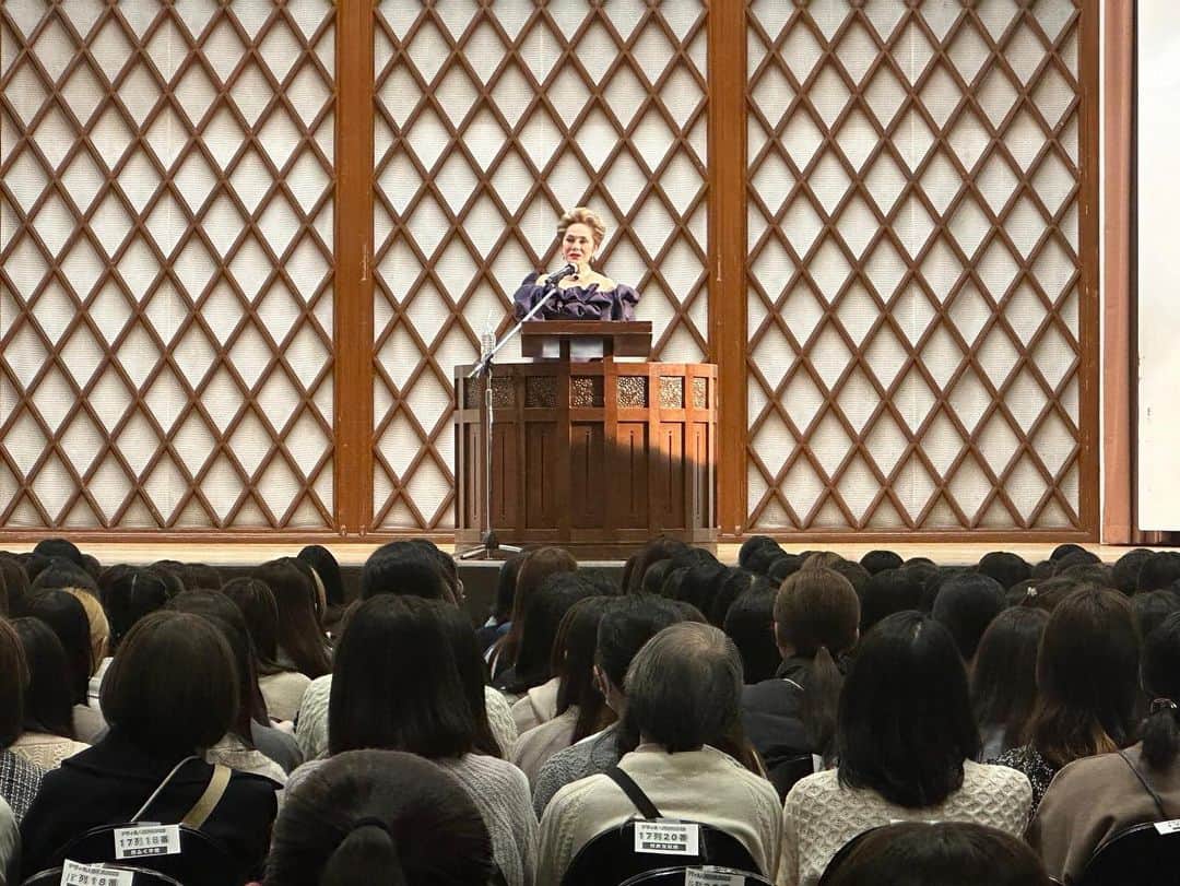 デヴィ・スカルノさんのインスタグラム写真 - (デヴィ・スカルノInstagram)「先日、京都の同志社女子大学 今出川 キャンパス 栄光館にて講演会を 行って まいりました。 1,600席の栄光館は  学生、教員の皆さまで 満席。 沢山の方々にお集まりいただき  ありがとうございました。 1876年に創立され 140年の歴史 ある 同志社女子大学です。 昨今、閉学になる女子大が増える一方で 約6,400名の 女子学生が在籍している 同志社女子大学、素晴らしいです。 私の講演を通じて、少しでも 皆様の これからの 未来のお役に立てますように。 私も 皆さまに負けずと ますますパワフルに 活動してまいります。」11月30日 18時36分 - dewisukarnoofficial